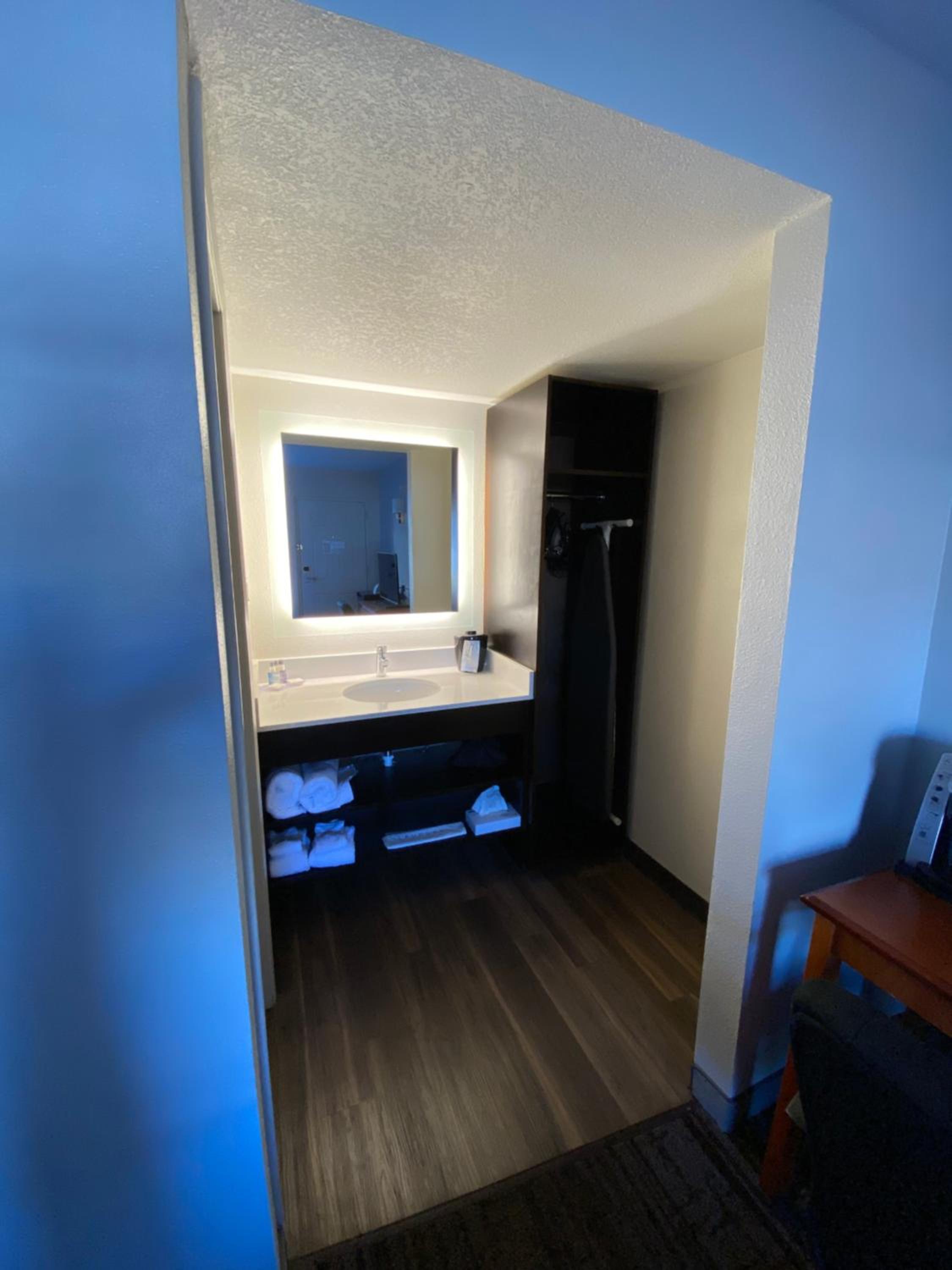 Standard Queen Room - Photo 6