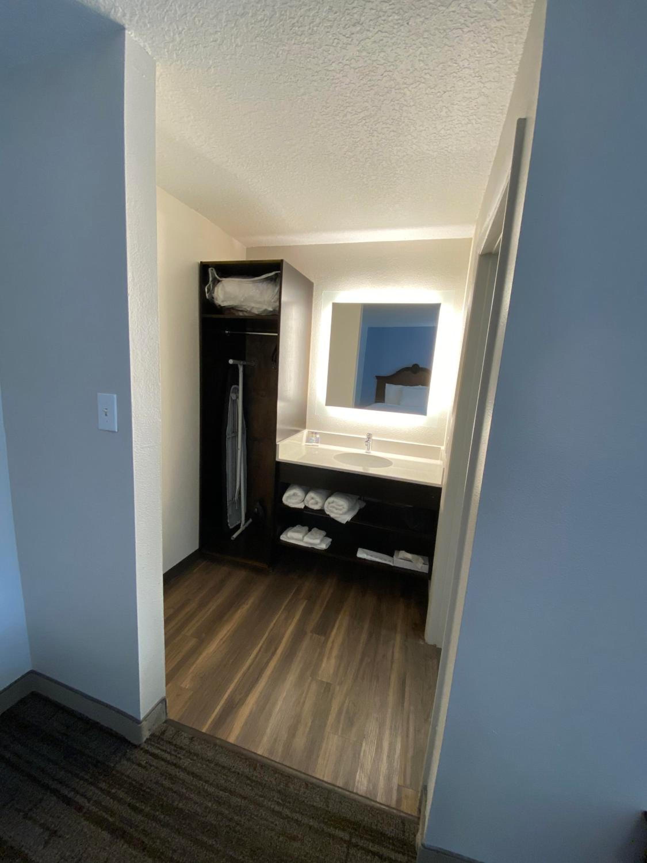 Two Queen Beds Kitchenette Suite - Non-Smoking - Photo 5
