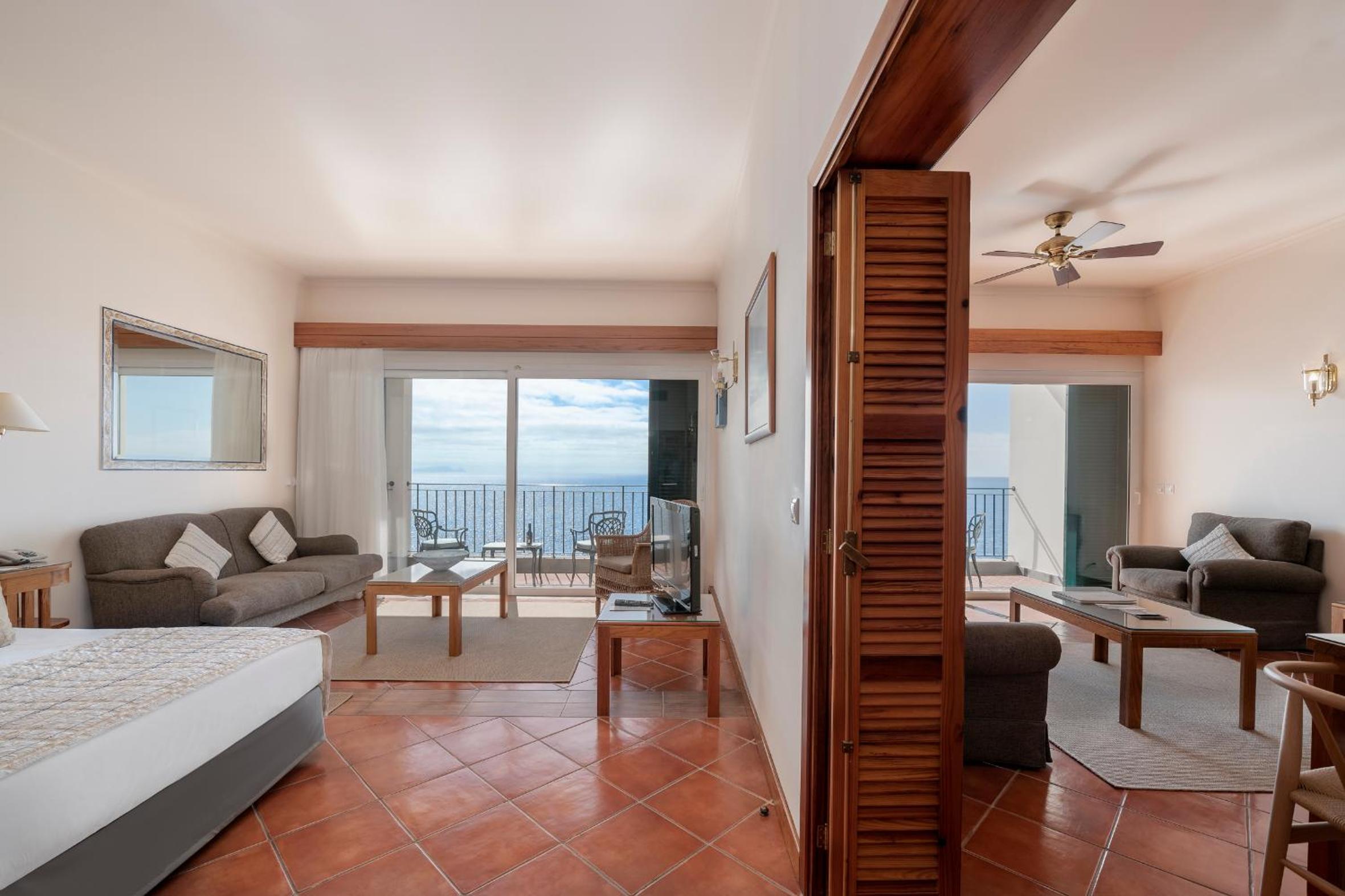 Superior Suite with Sea View and Balcony - Photo 2