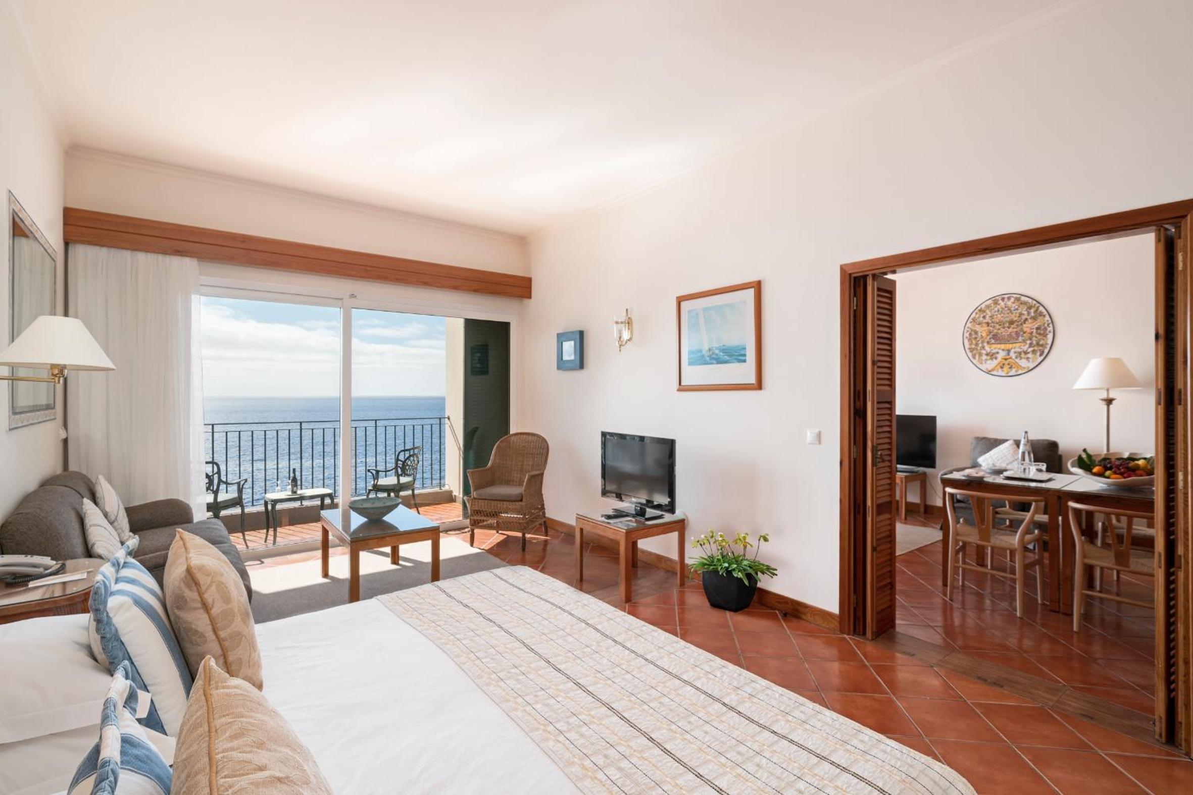Superior Suite with Sea View and Balcony - Photo 3