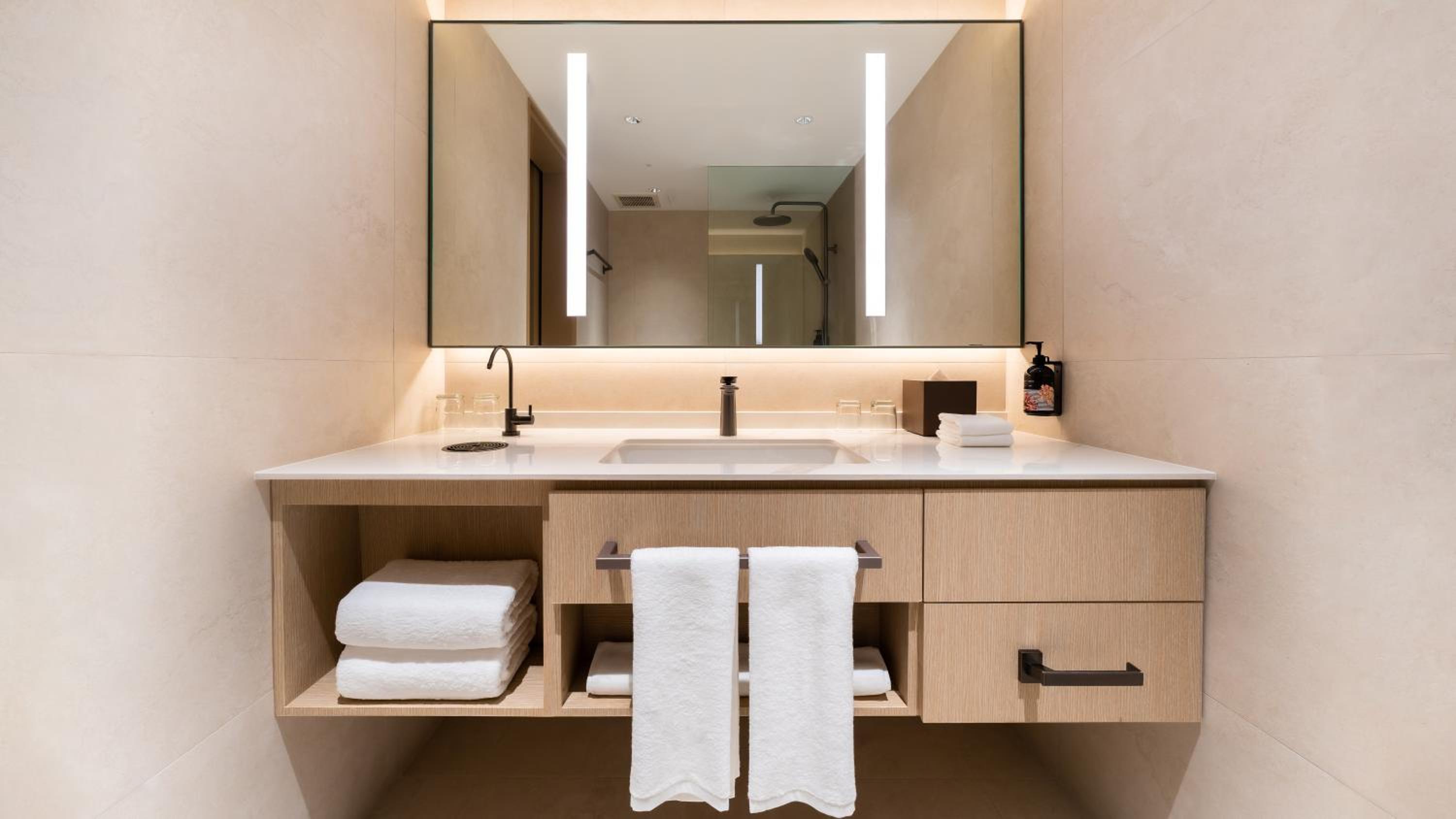 Studio Harbour View King – Newly Refurbished