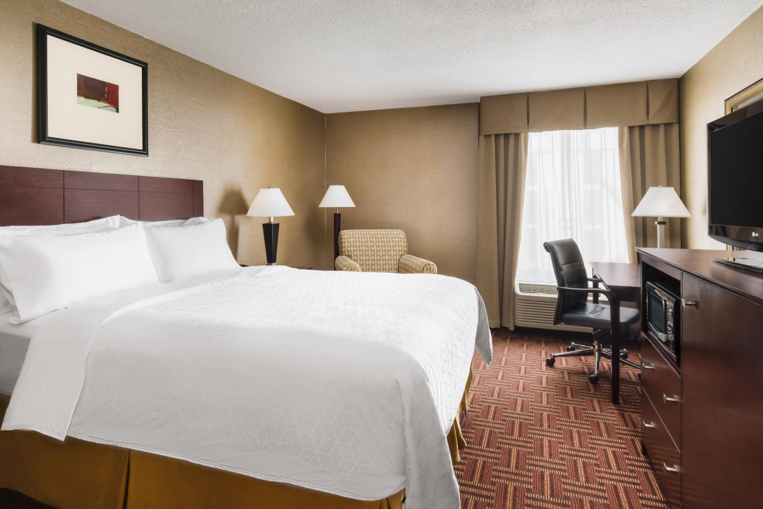 Standard King Room with Communications and Mobility Accessible Tub - Photo 1