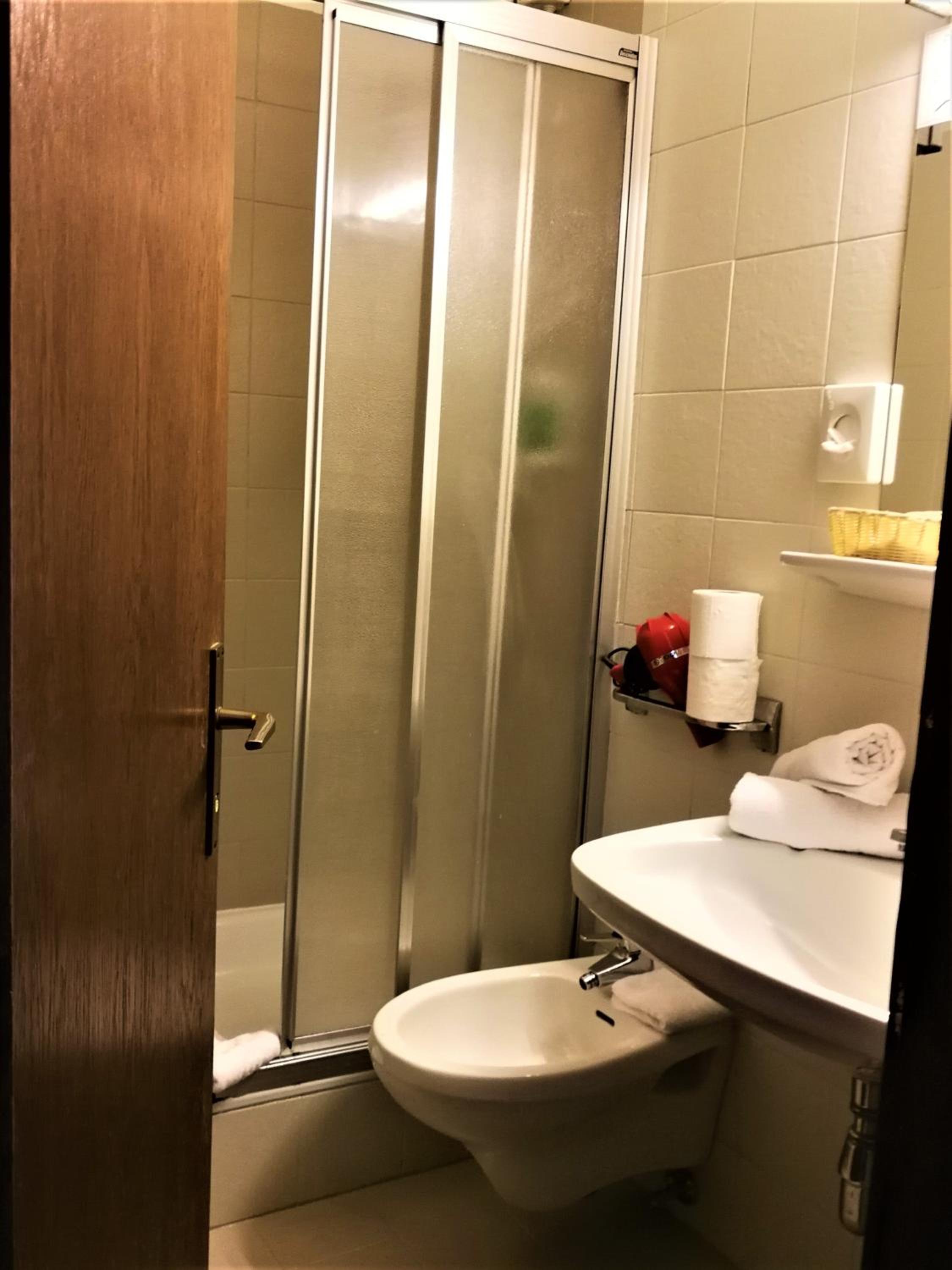 Double or Twin Room - Photo 7