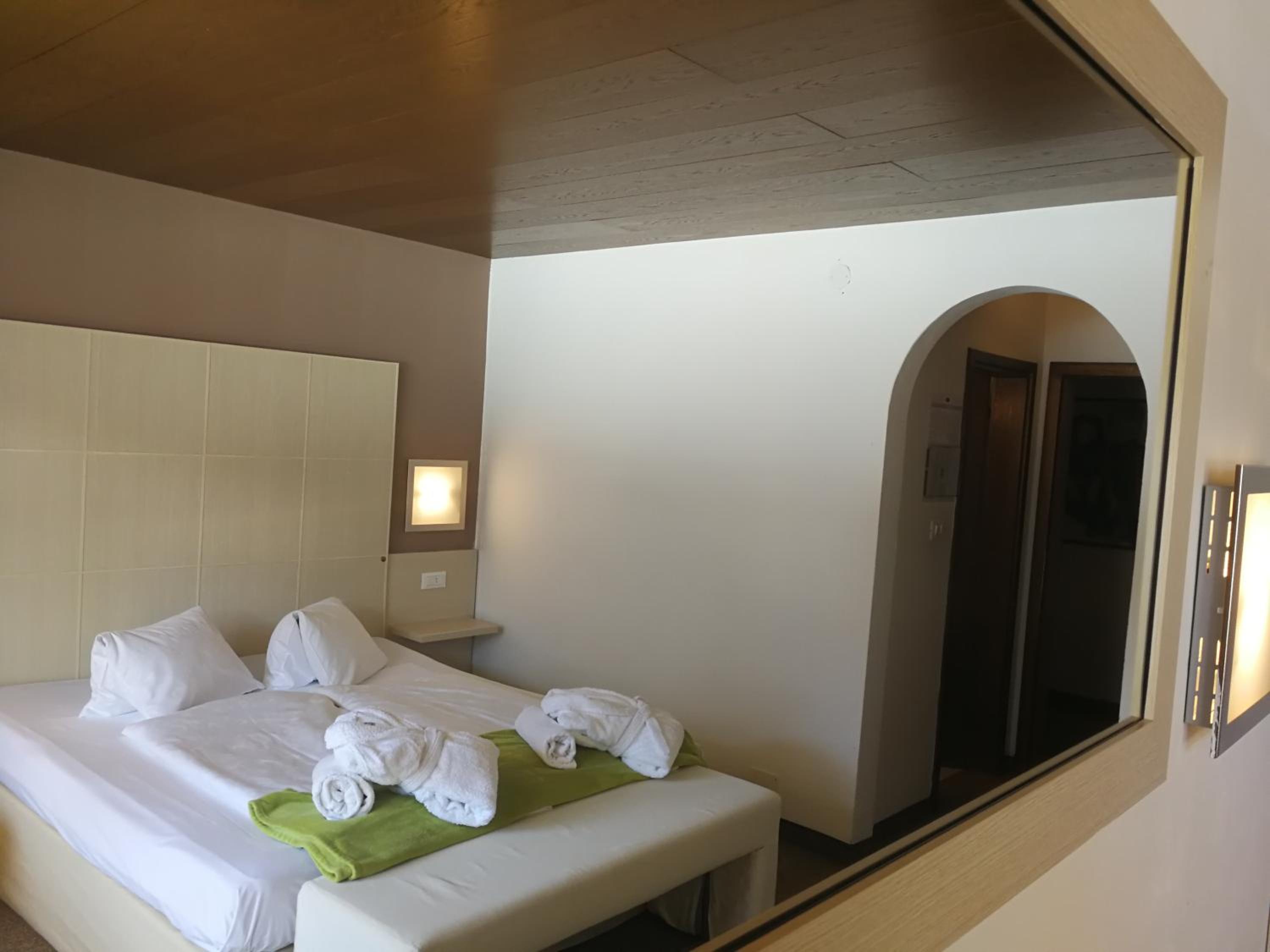 Double or Twin Room - Photo 6