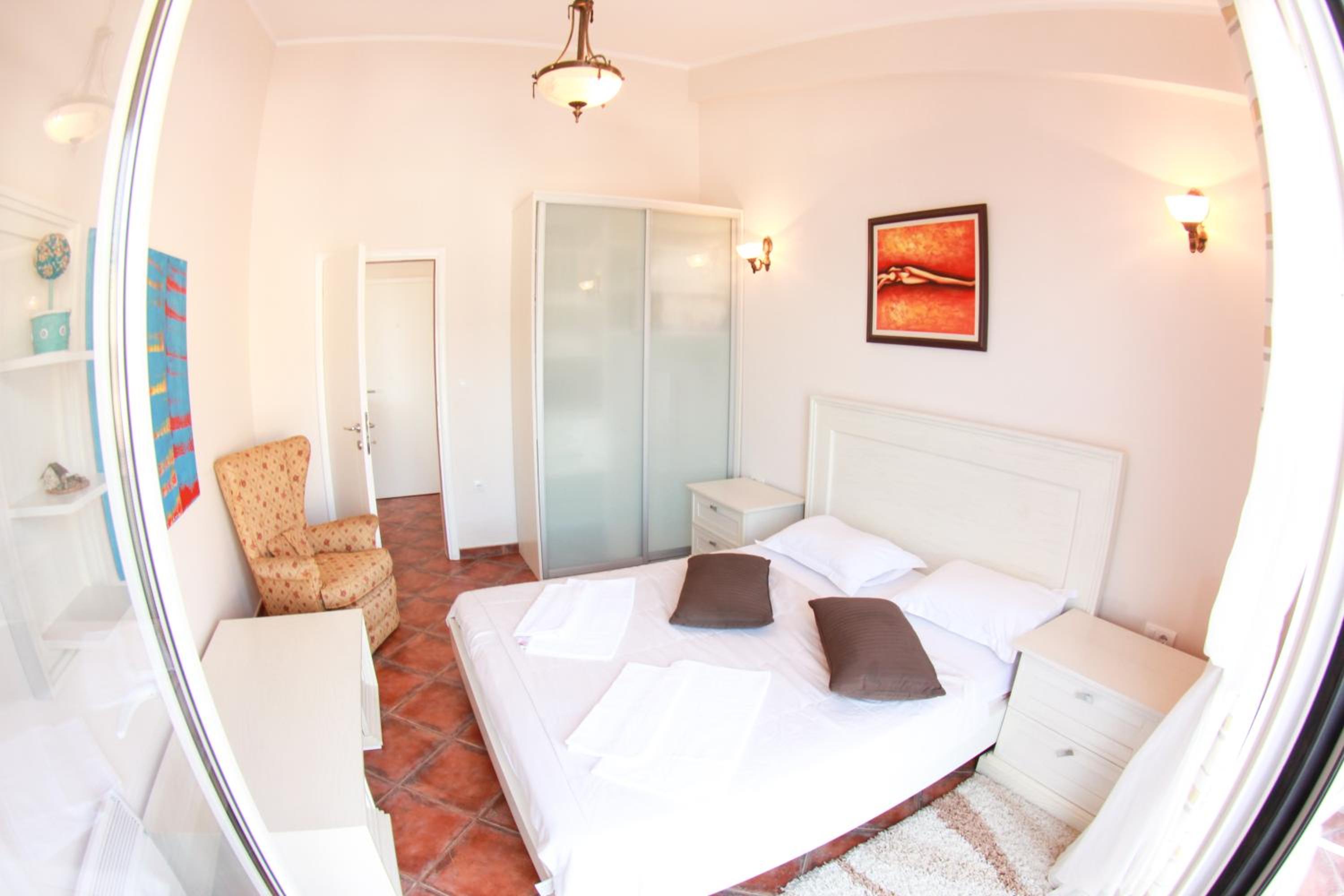 Deluxe One-Bedroom Apartment
