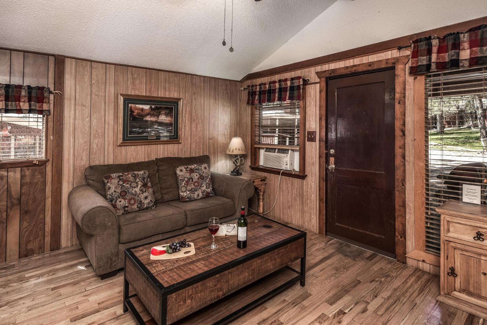 One-Bedroom Cabin (The Cub) photo 3