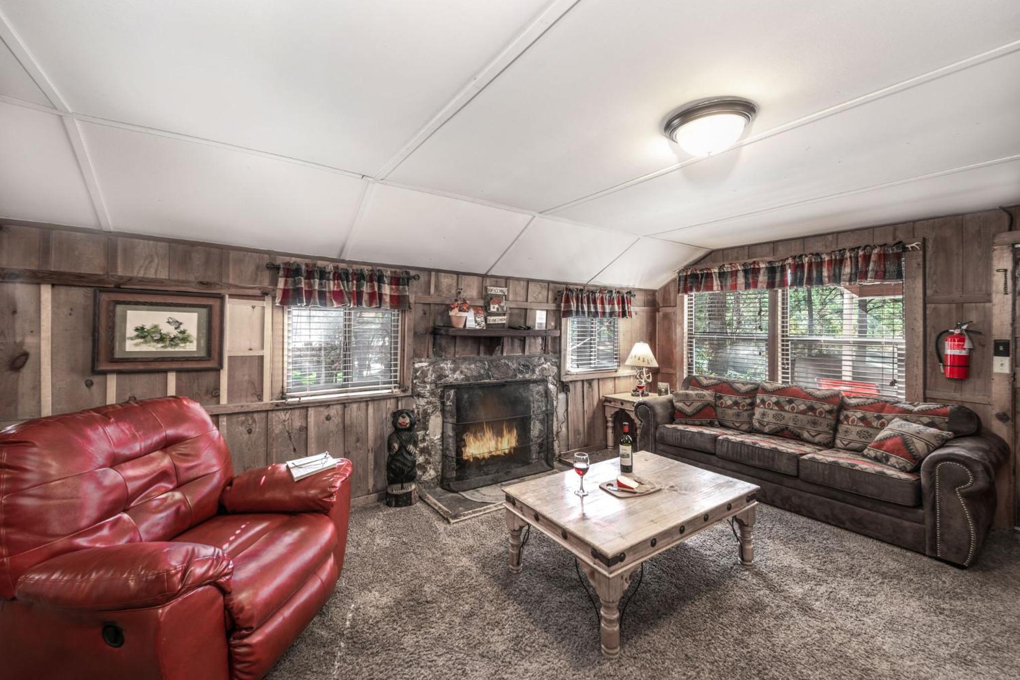 Two Bedroom Cabin (Lil Bear) photo 3
