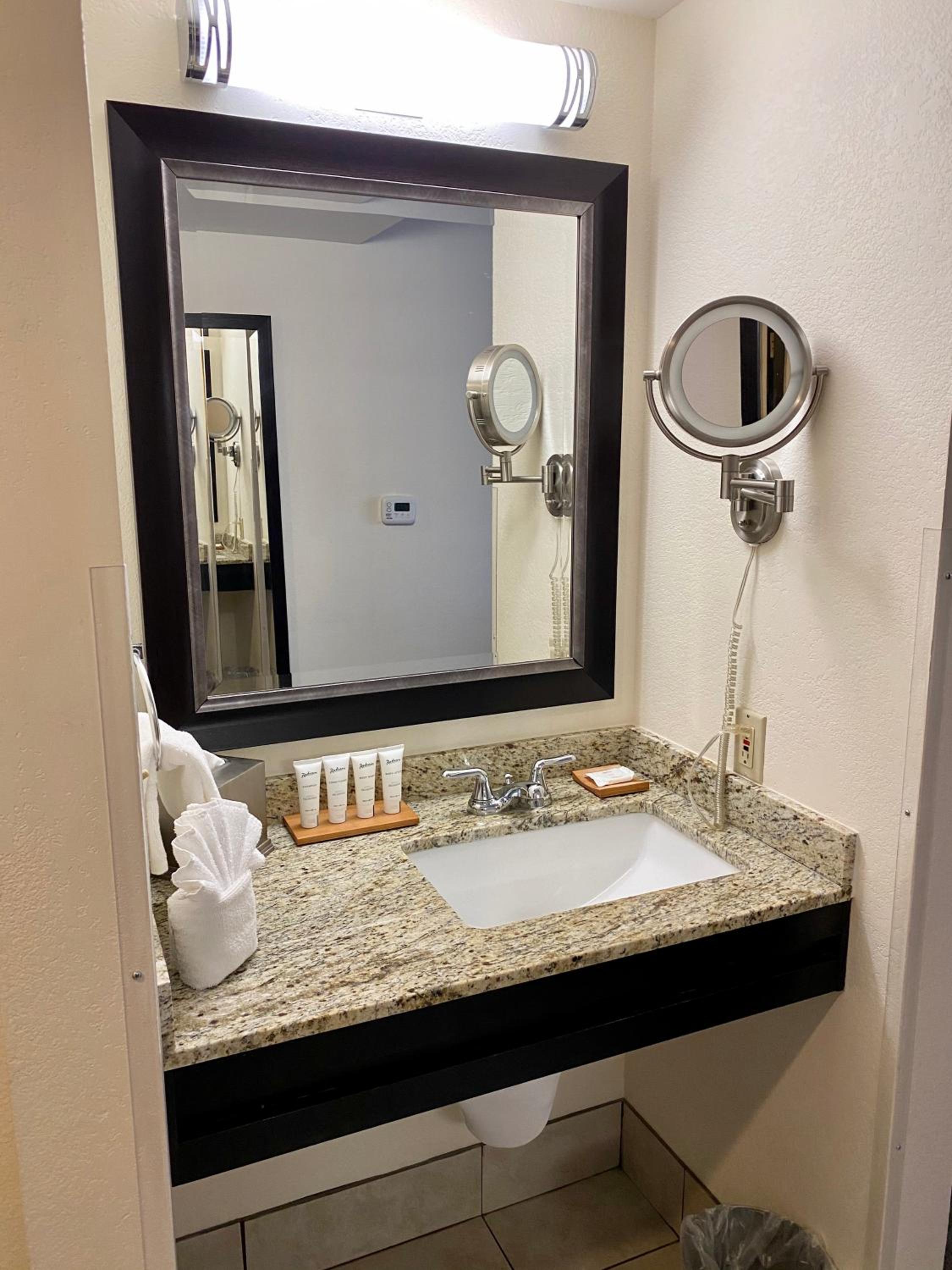 King Room with Accessible Roll-In Shower - Photo 2