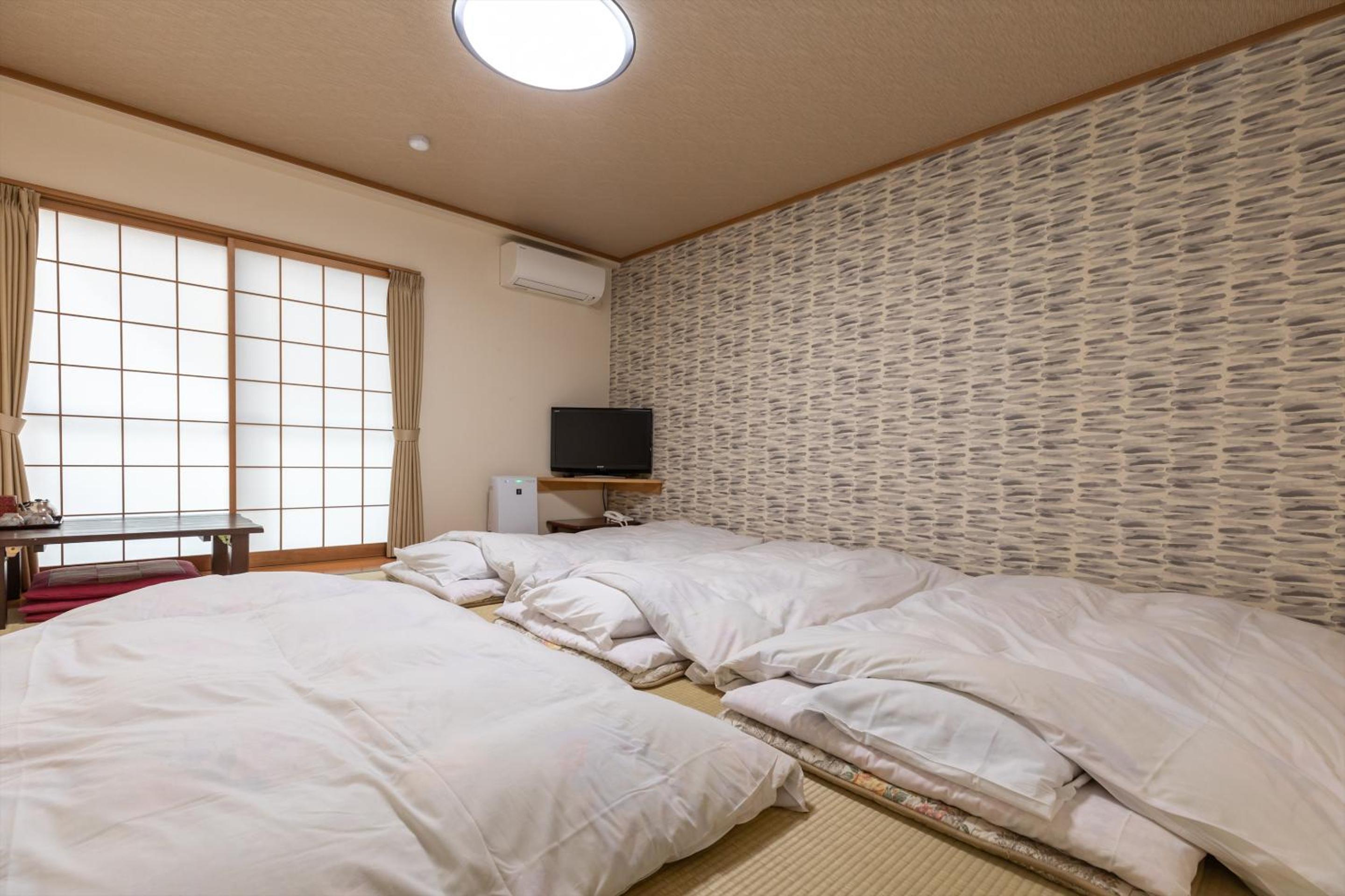 Quadruple Room with Shared Bathroom photo 3