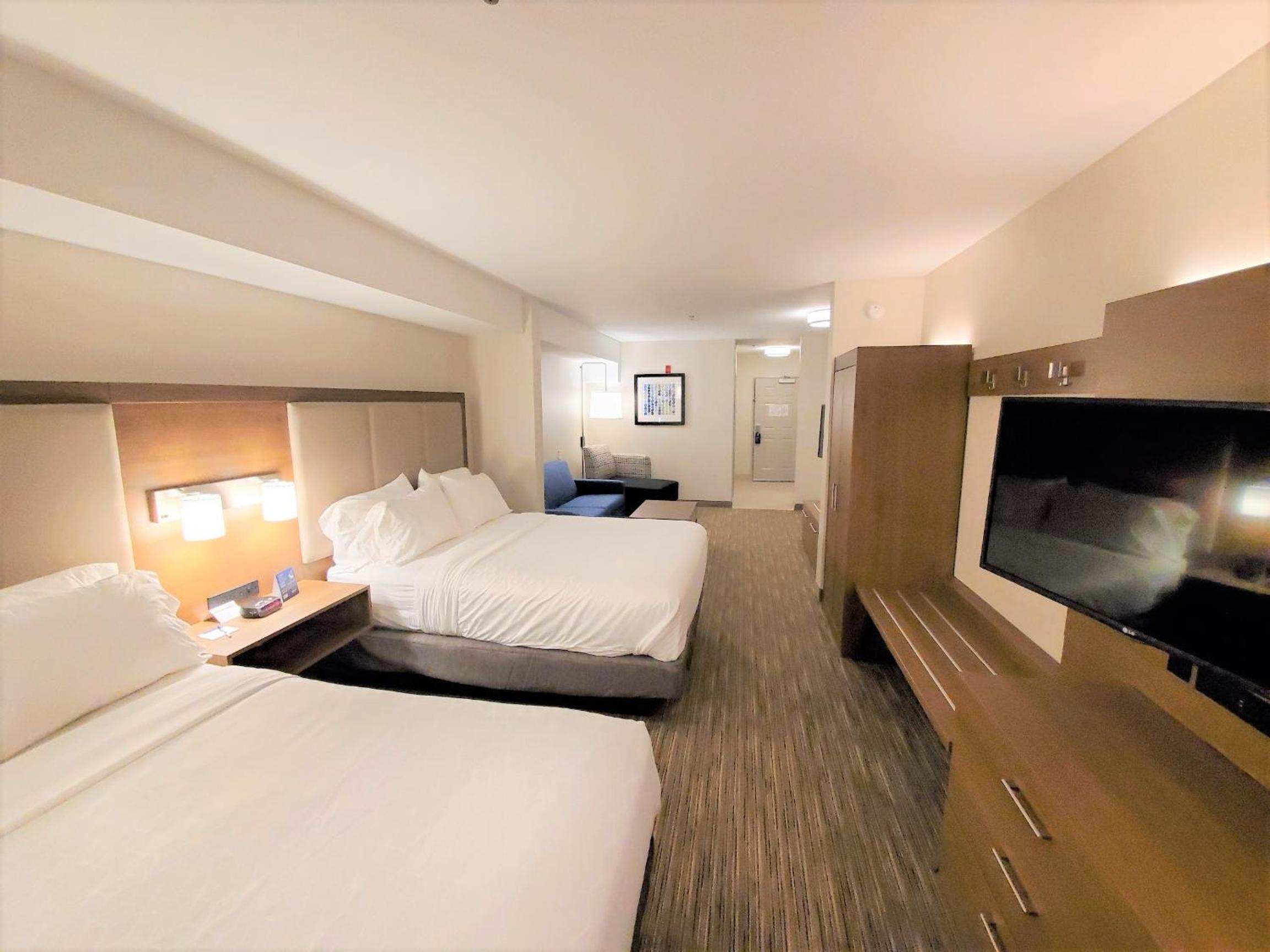 Standard Room with Two Queen Beds - Photo 3
