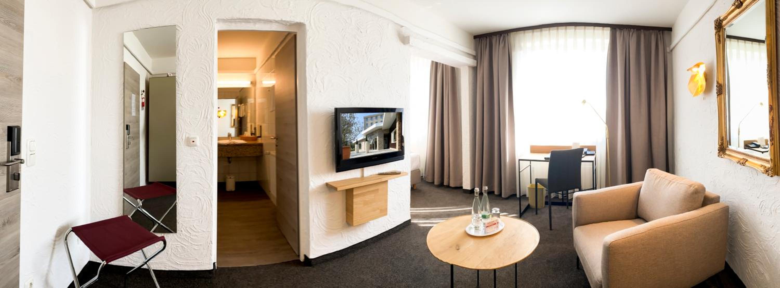 Comfort Queen Room with City View - Photo 4