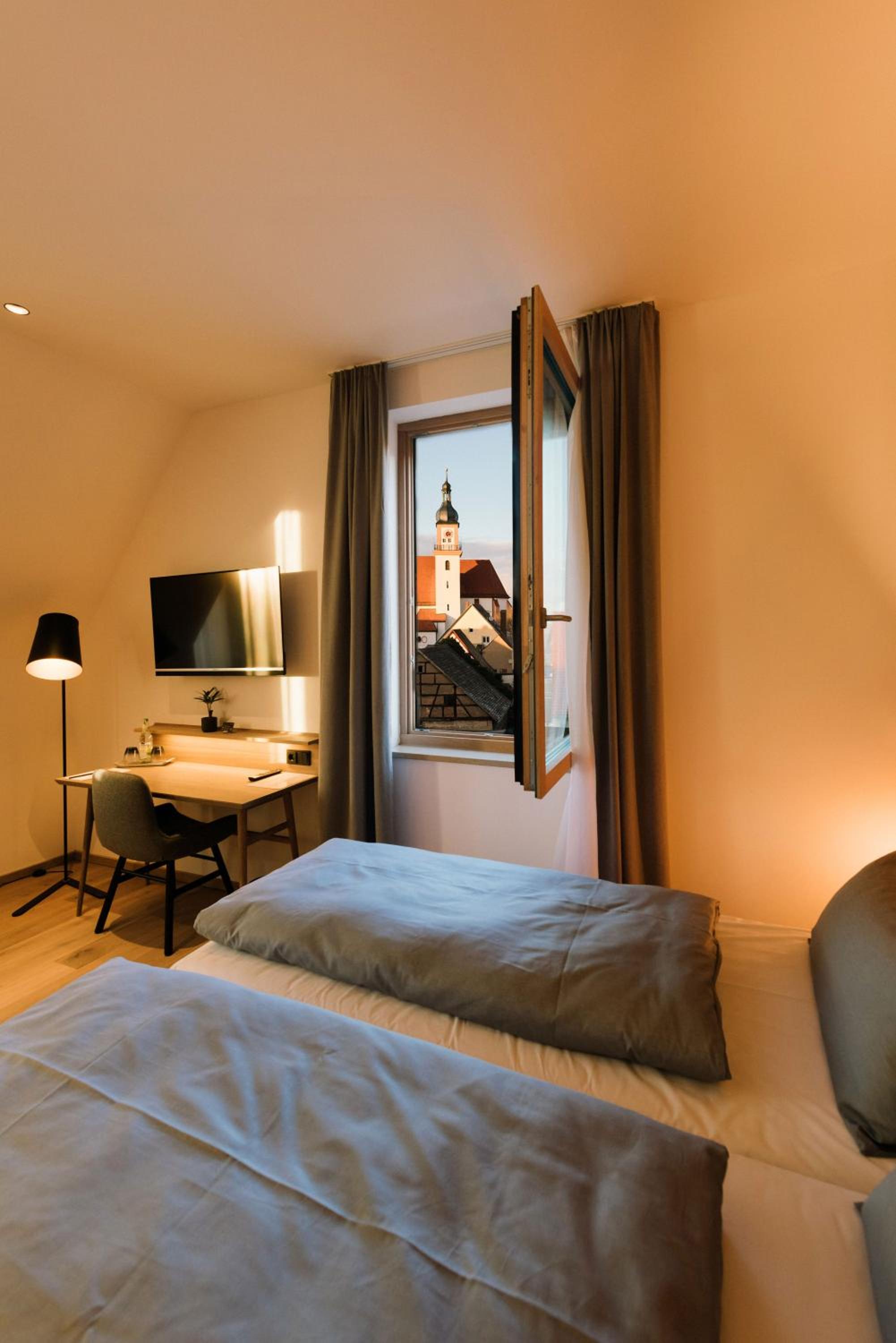 Large Deluxe Double Room - Photo 4