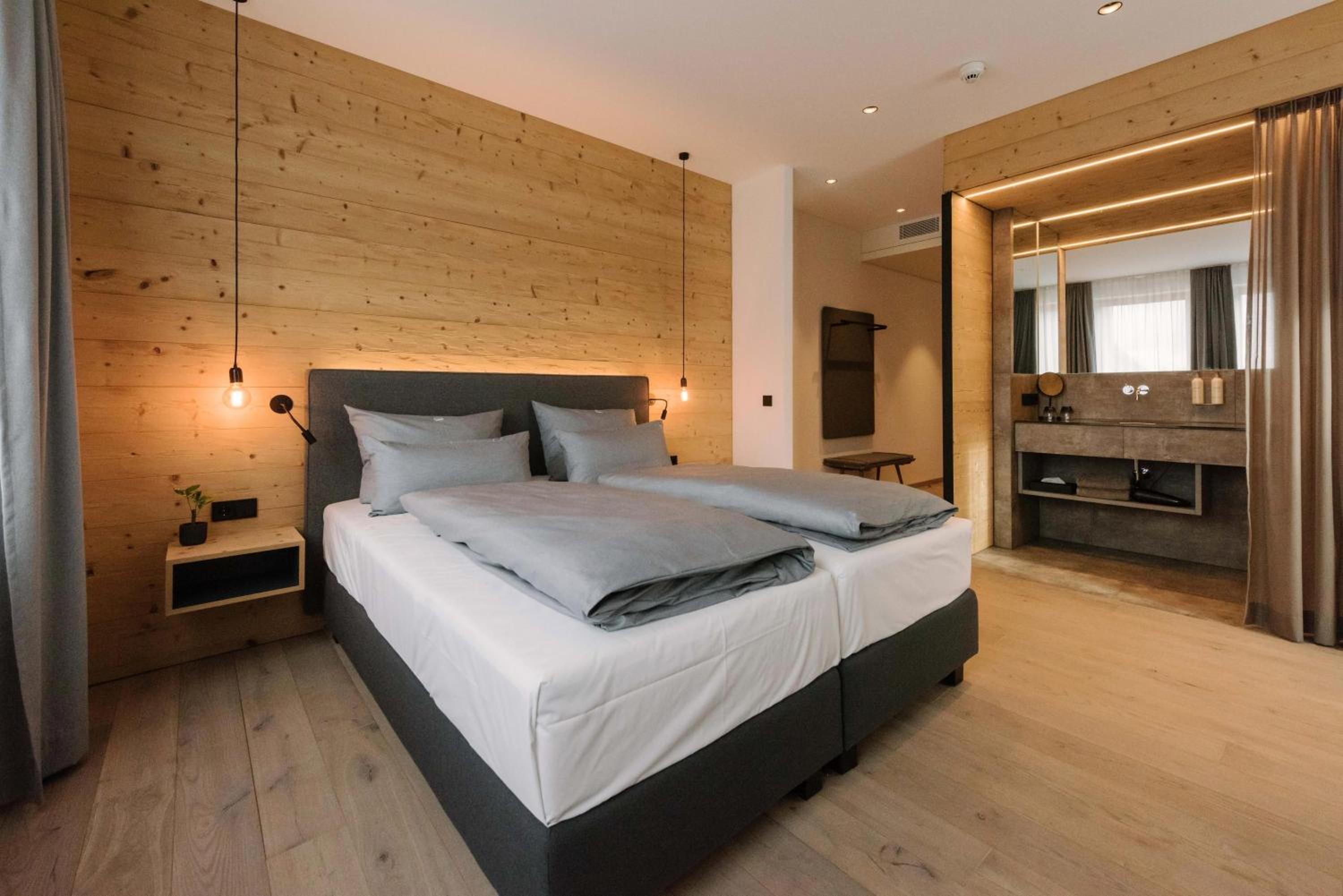 Deluxe Double Room with Couch - Photo 2
