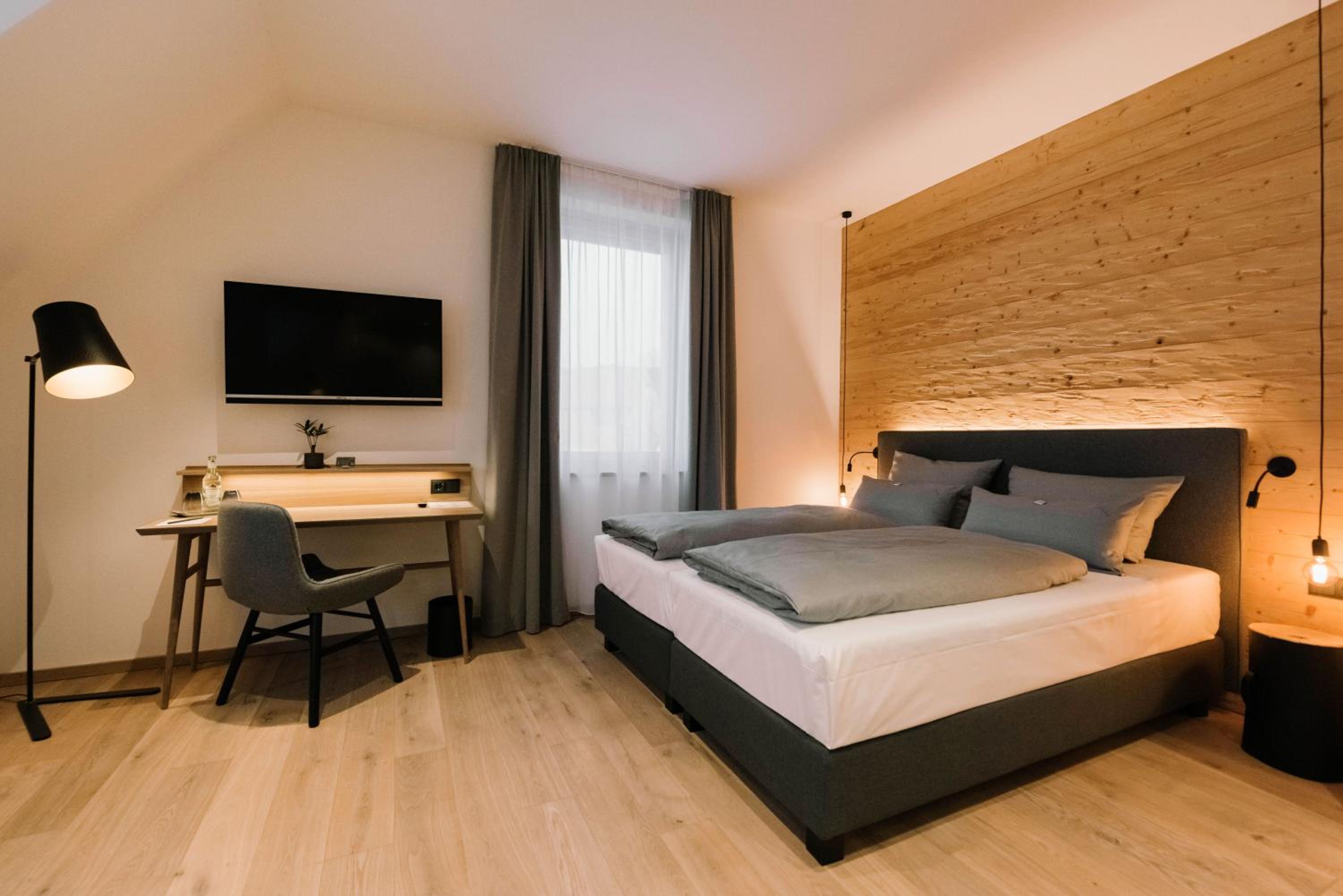 Deluxe Double Room with Couch - Photo 1