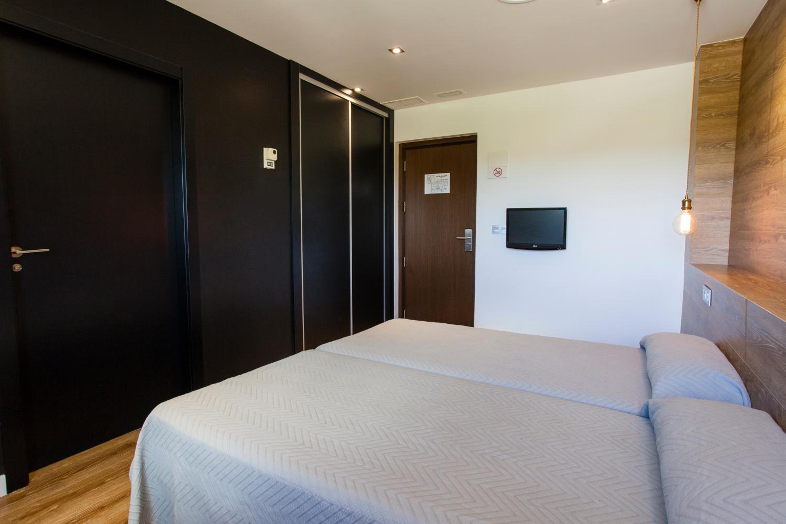 Twin Room - Photo 3