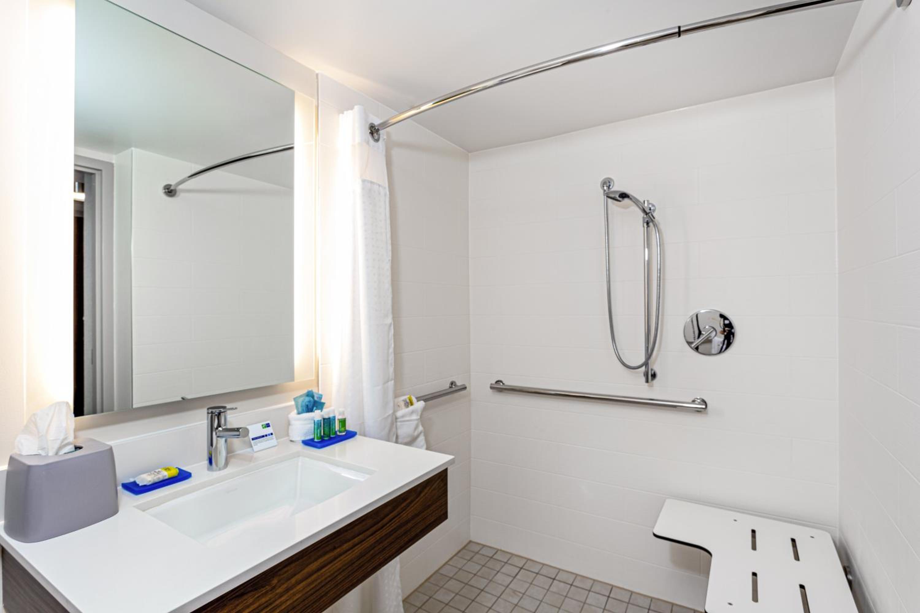 King Room with Hearing Accessible Roll In Shower - Non-Smoking - Photo 5