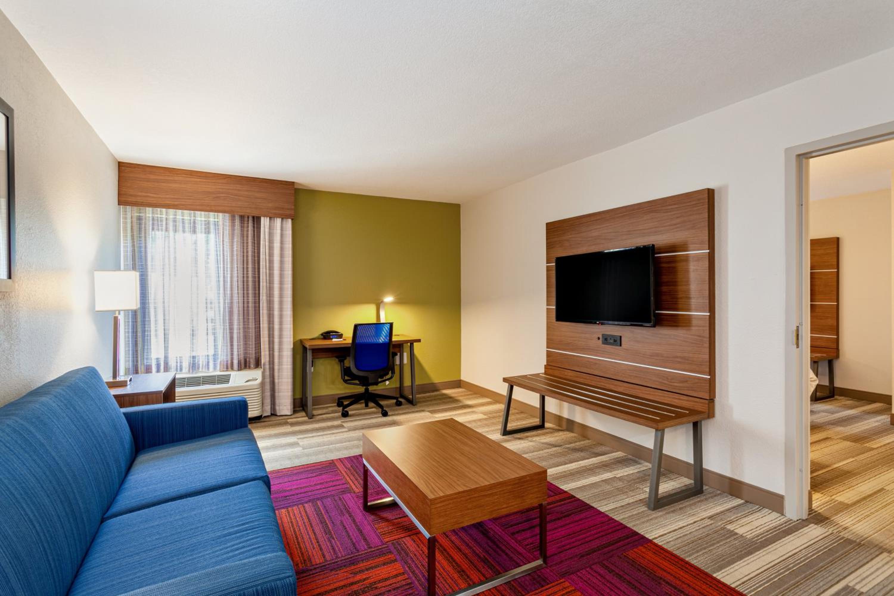 One-Bedroom Suite - Photo 8