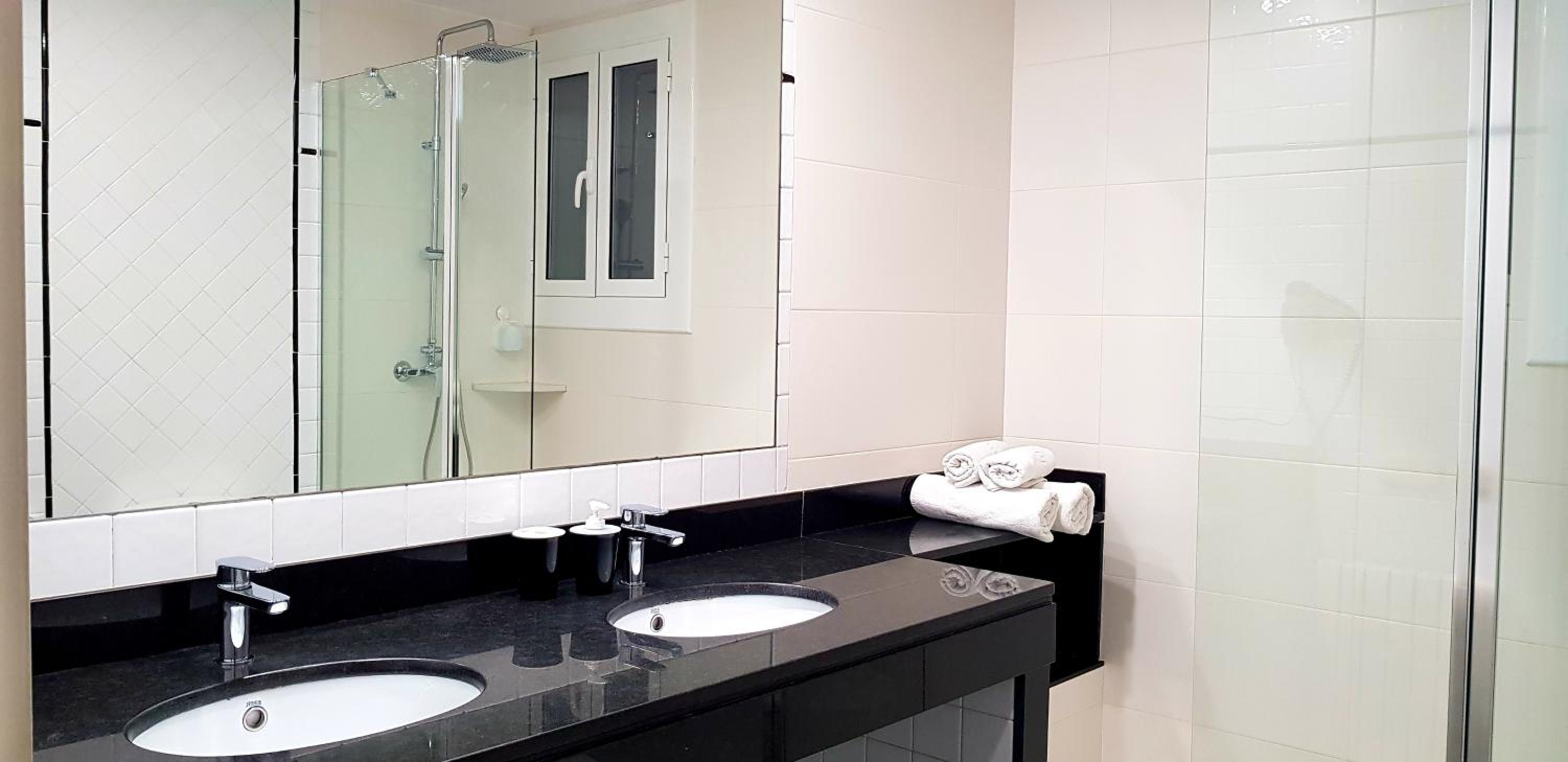 Twin Room with Private External Bathroom photo 3