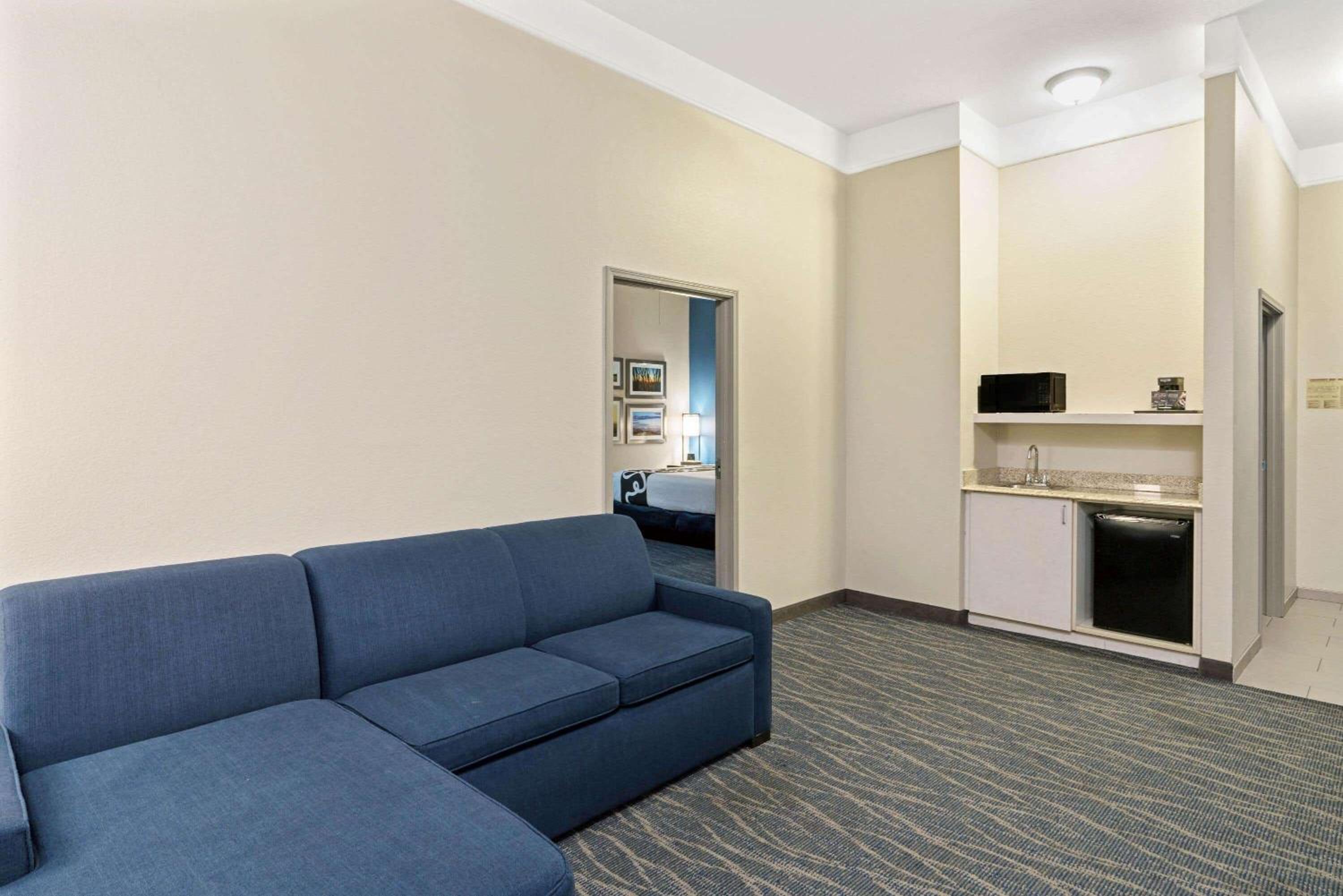 One-Bedroom King Suite - Non-Smoking - Photo 6