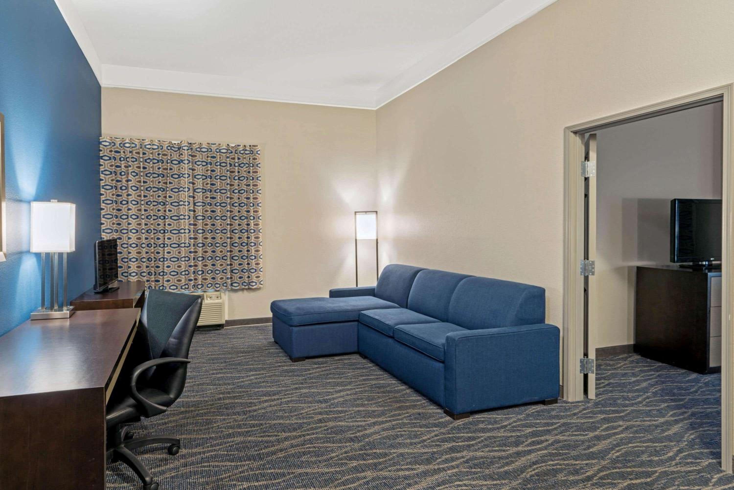 One-Bedroom King Suite - Non-Smoking - Photo 4
