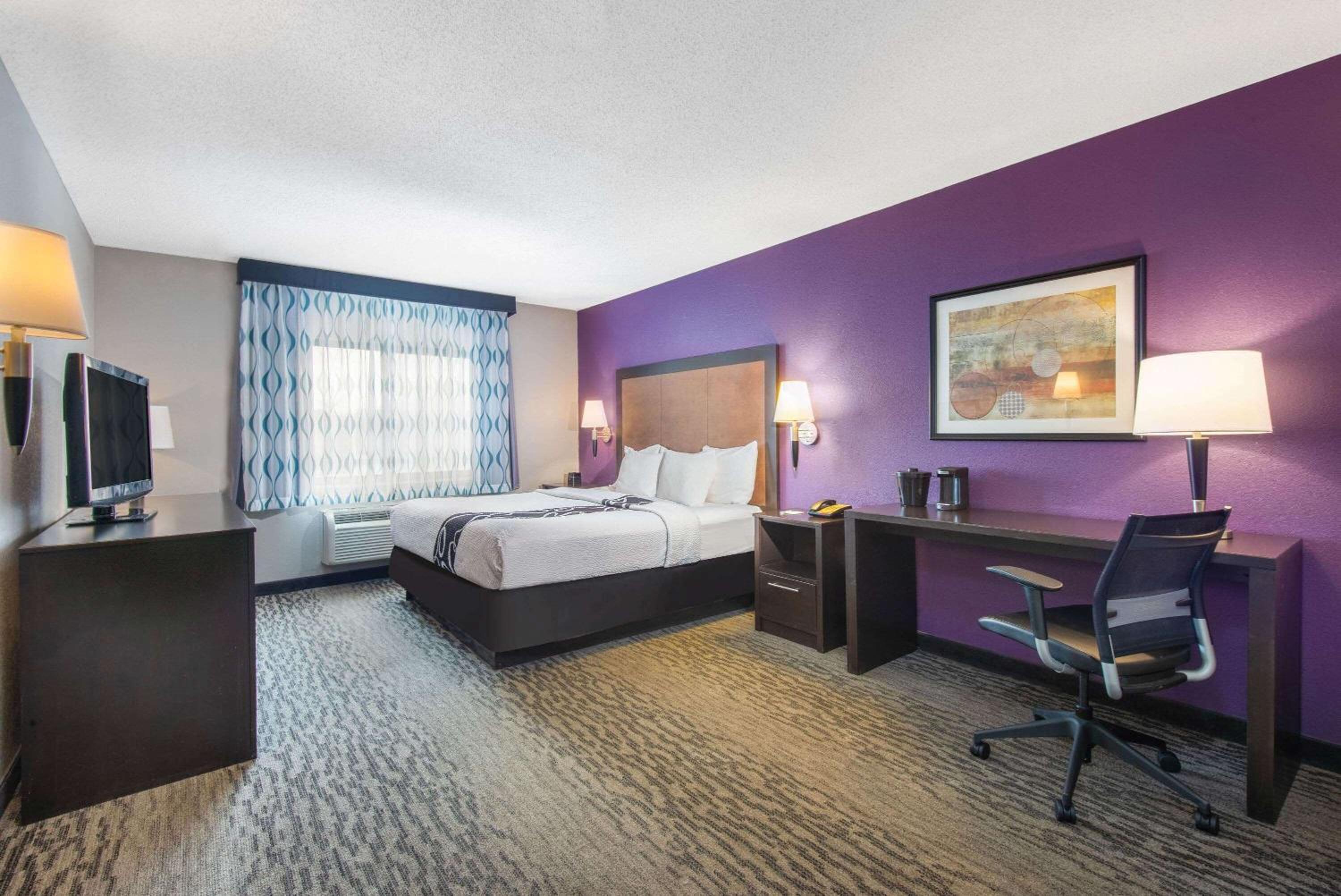 1 King Bed, Deluxe, Non-Smoking - Photo 1