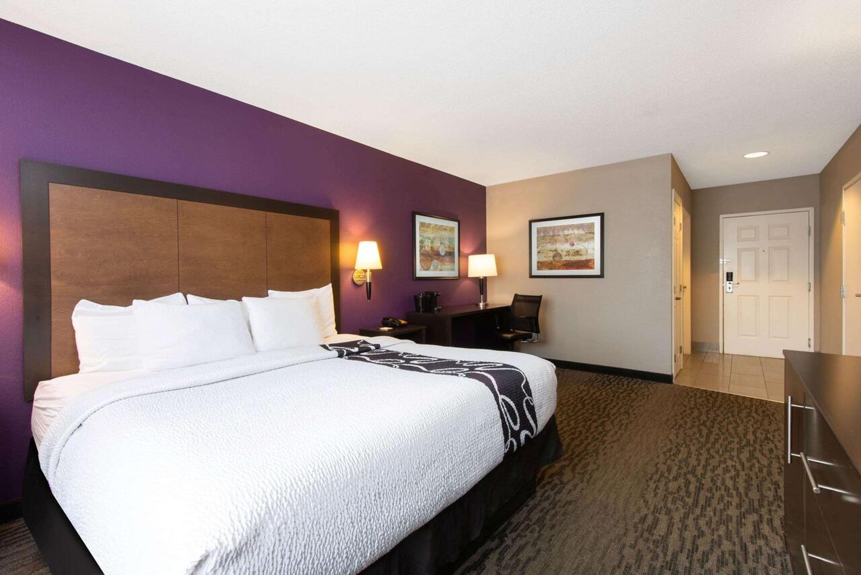 1 King Bed, Deluxe, Non-Smoking - Photo 2