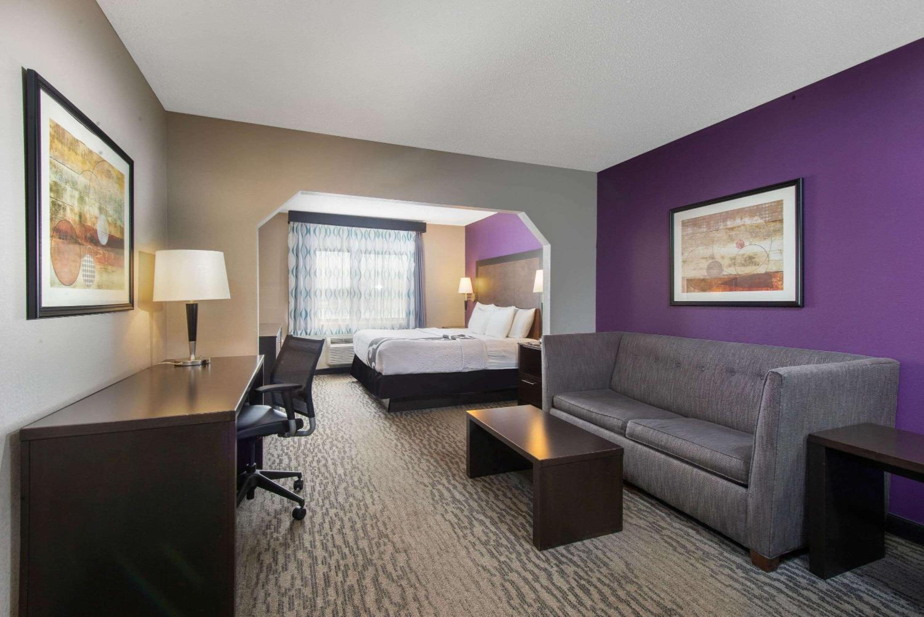 1 King Bed, Deluxe, Non-Smoking - Photo 4