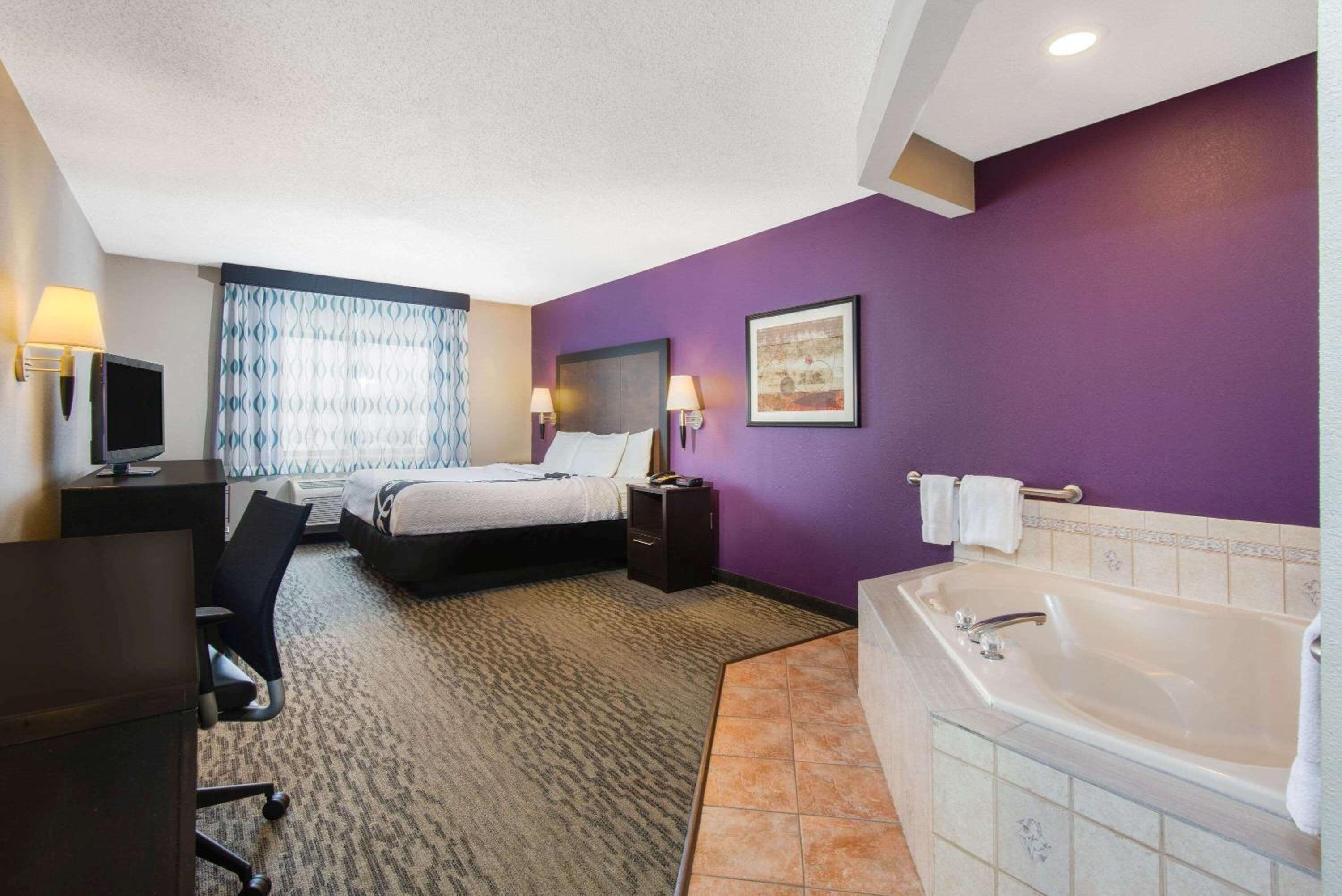 Deluxe King Suite - Non-Smoking - Photo 5