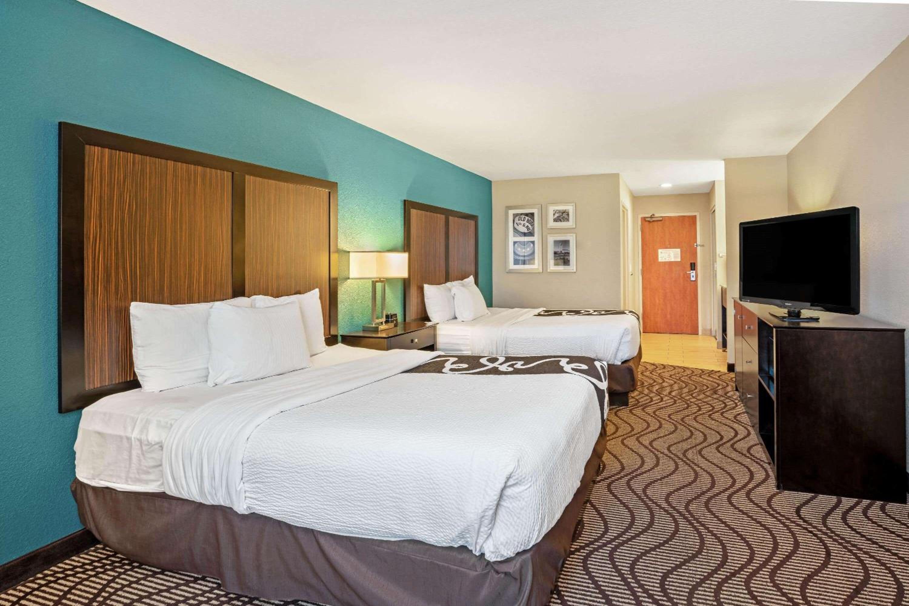 Deluxe Queen Room with Two Queen Beds - Photo 3
