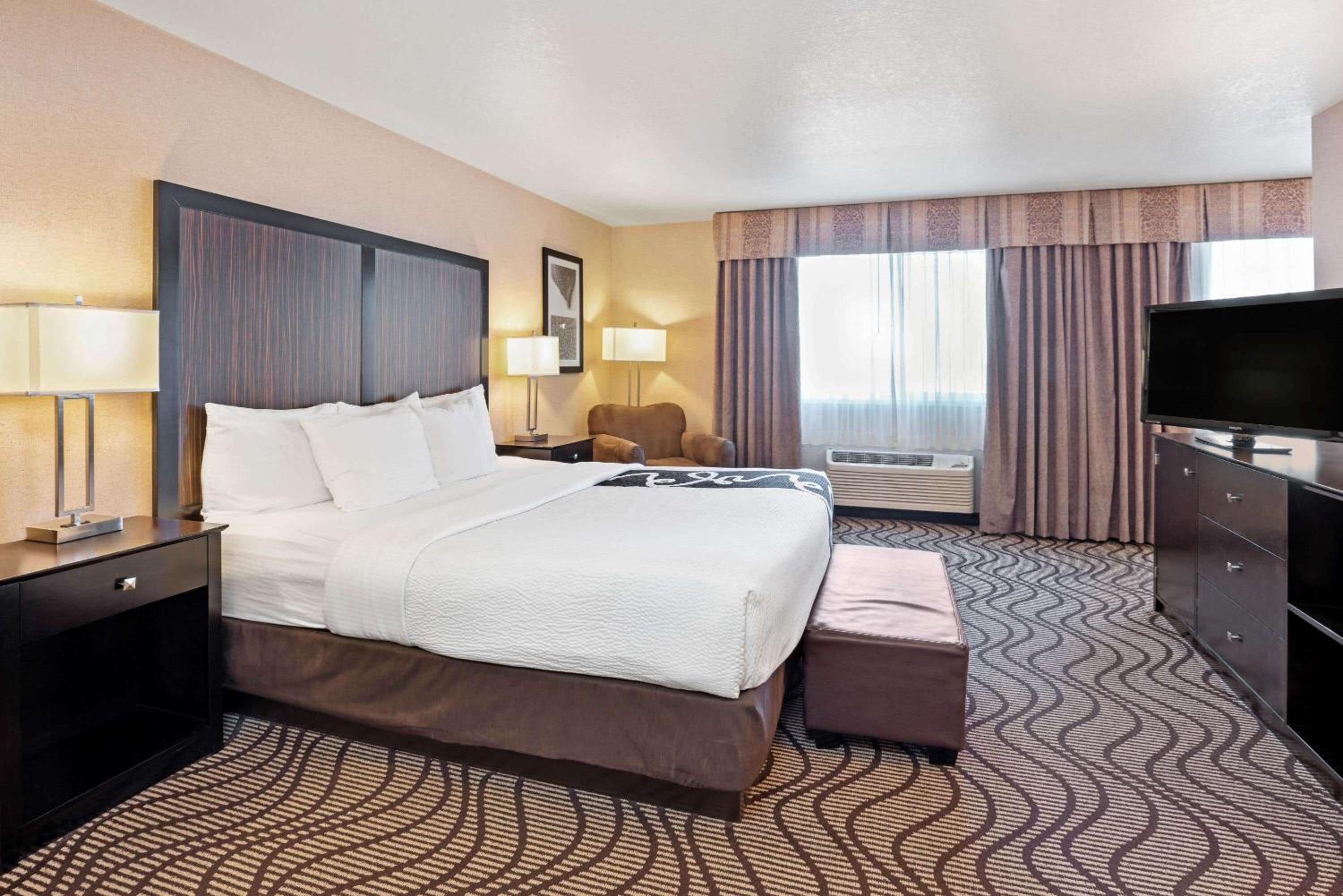 Deluxe King Room - Non-Smoking photo 3