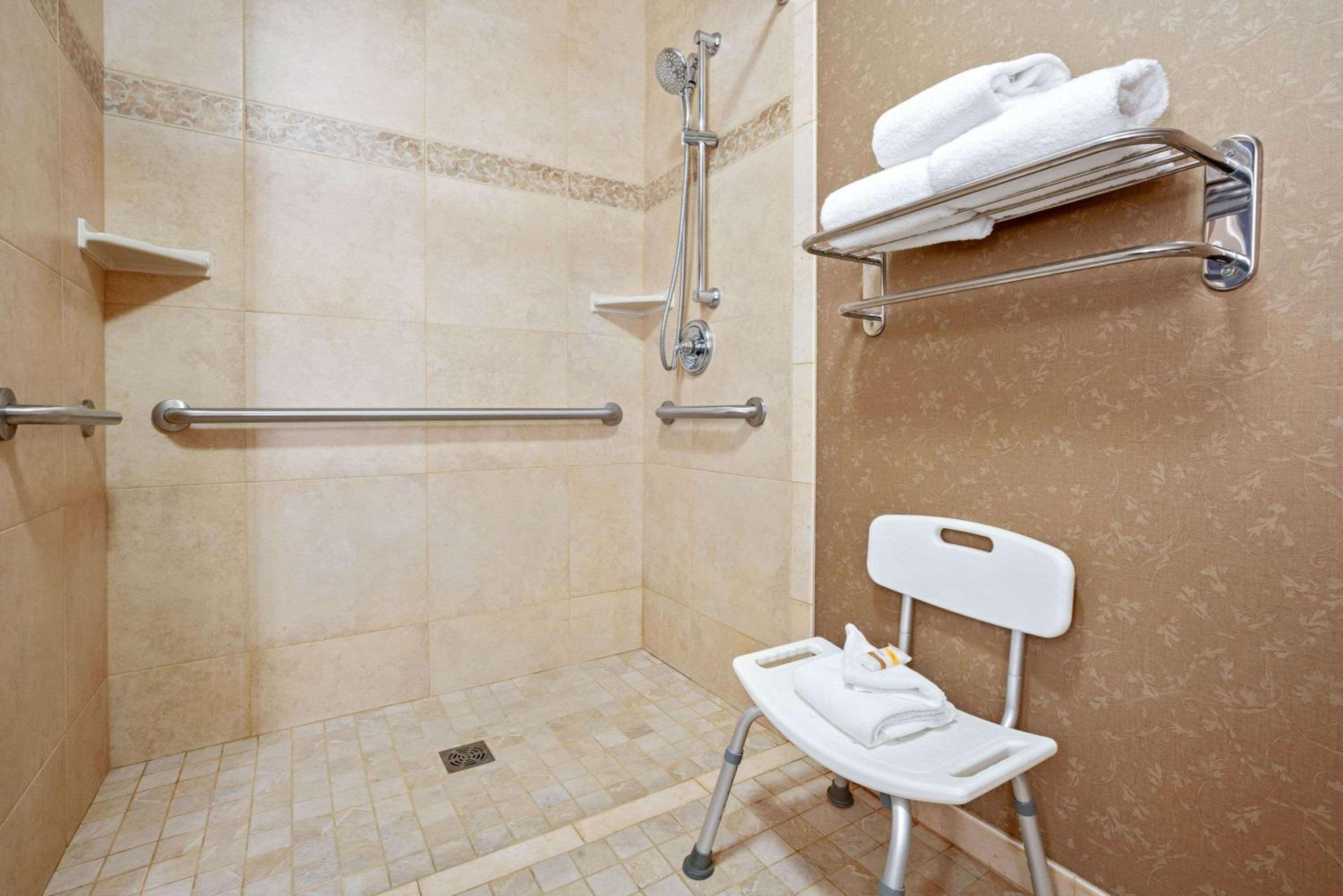 Queen Room with Two Queen Beds - Mobility Access/Non-Smoking - Photo 2