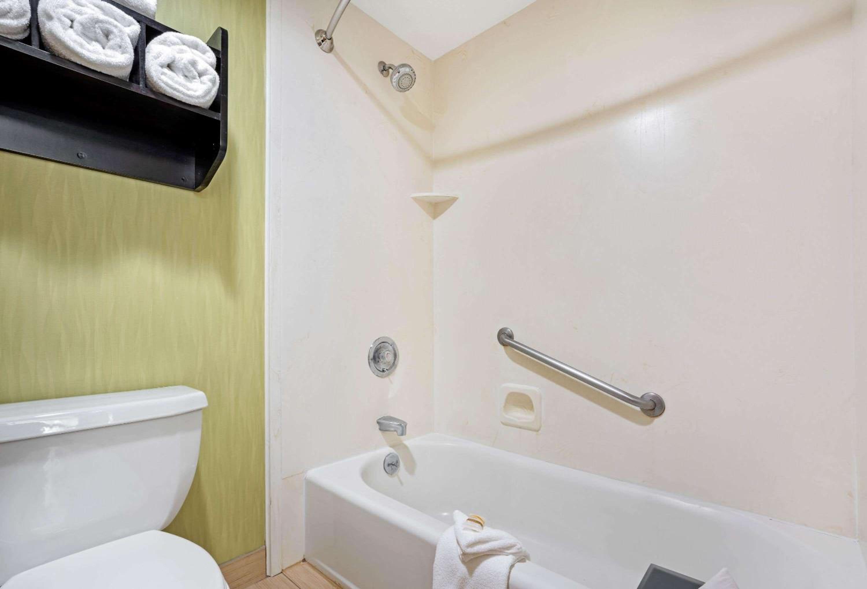 Deluxe Queen Room with Two Queen Beds - Photo 4