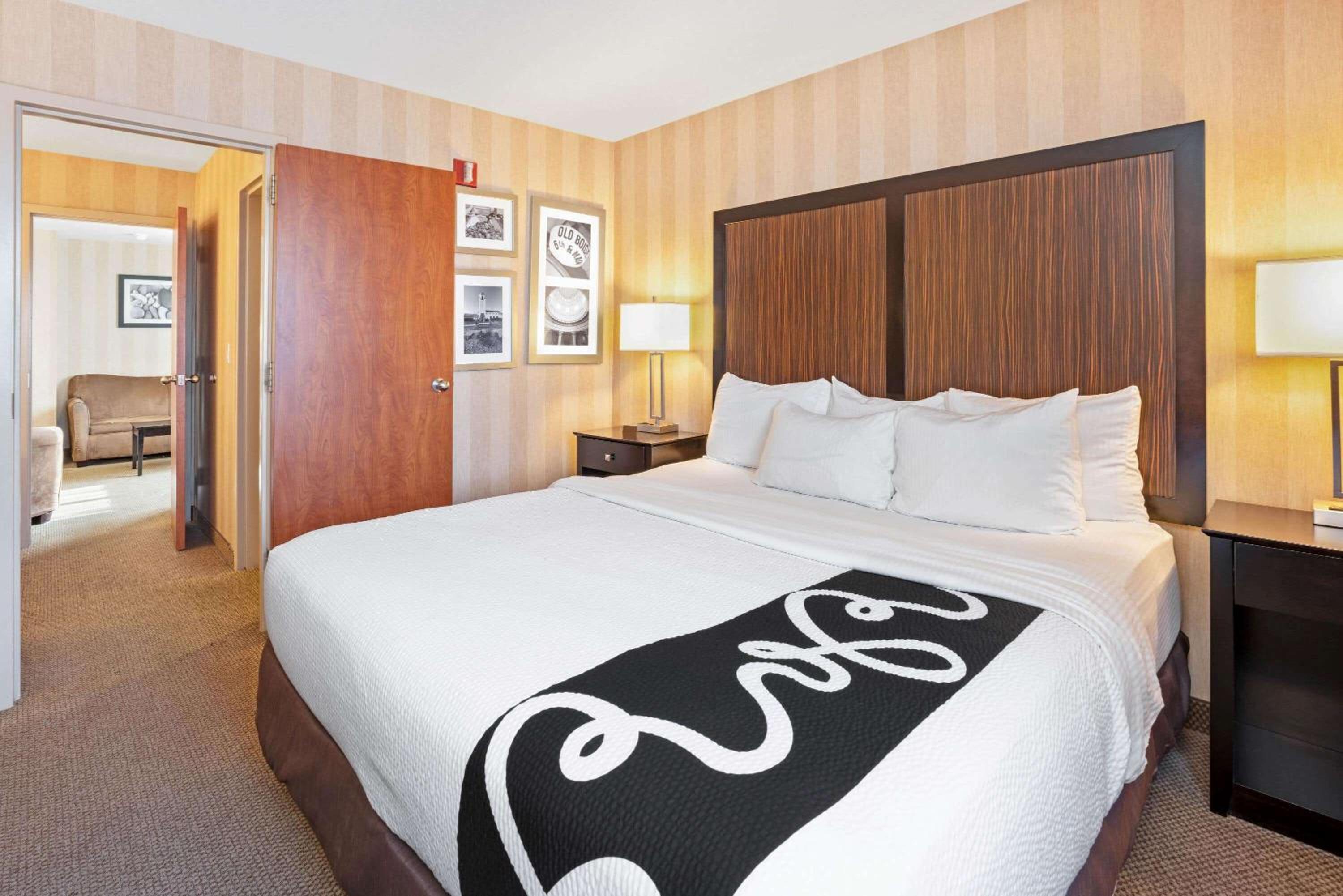 One-Bedroom King Suite - Non-Smoking - Photo 2