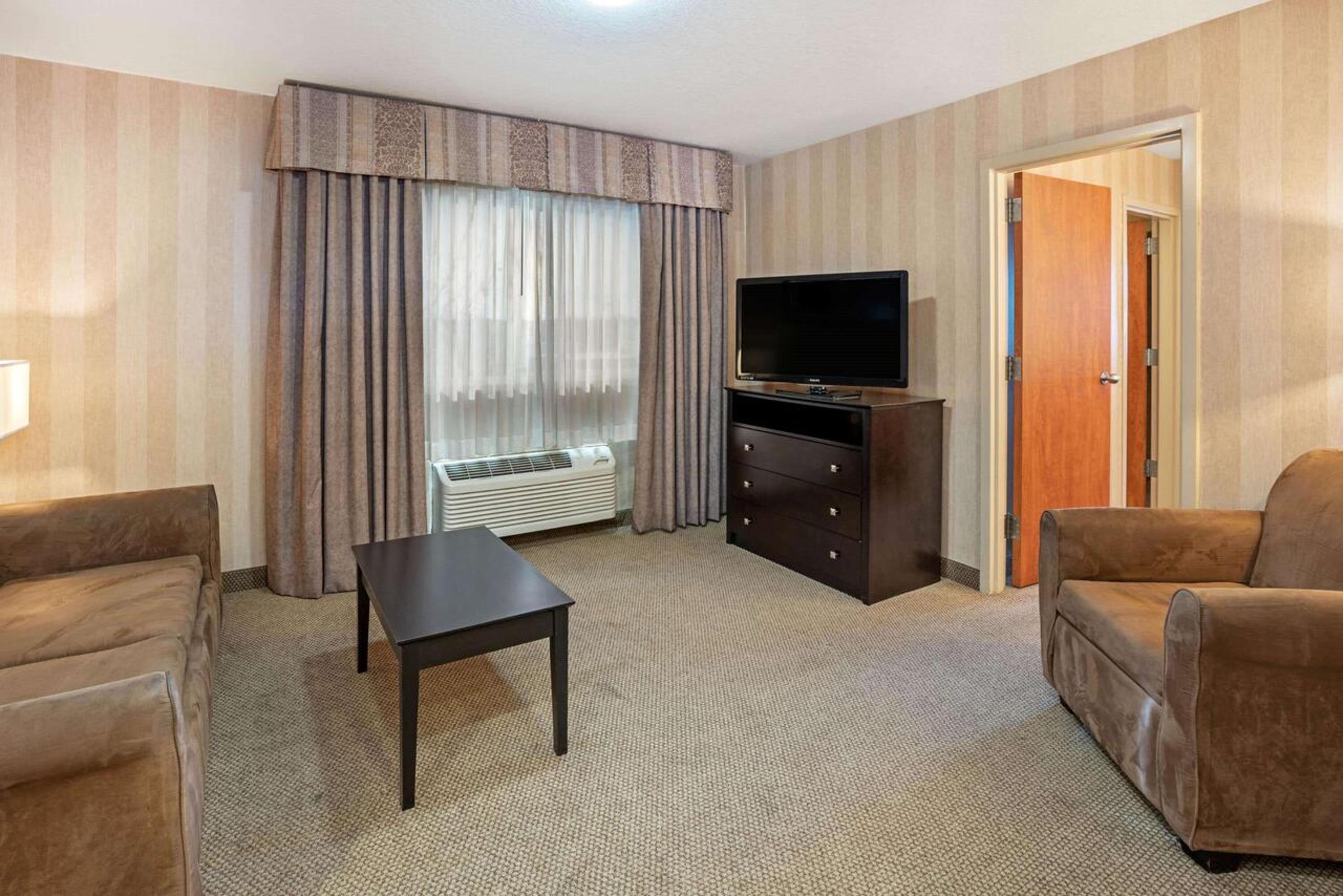 One-Bedroom King Suite - Non-Smoking - Photo 5