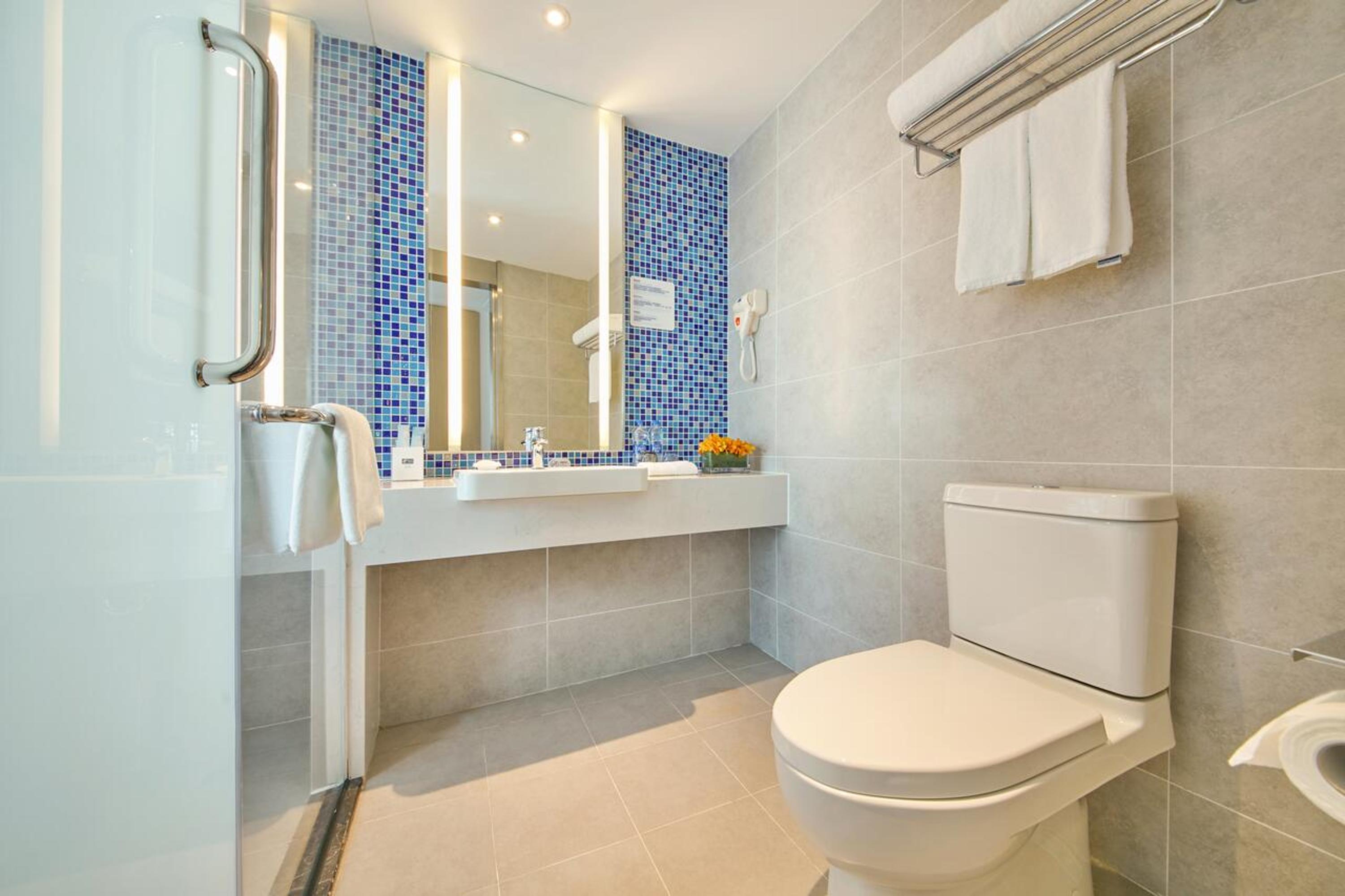 Standard Queen Room - High Floor thumbnail 5