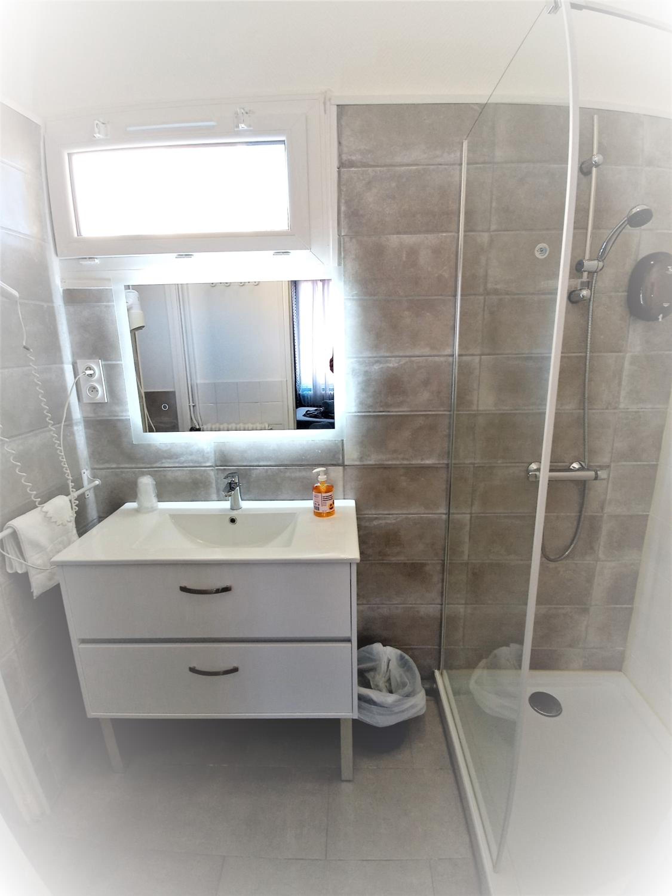 Quadruple Room with Air Conditioning - Photo 3
