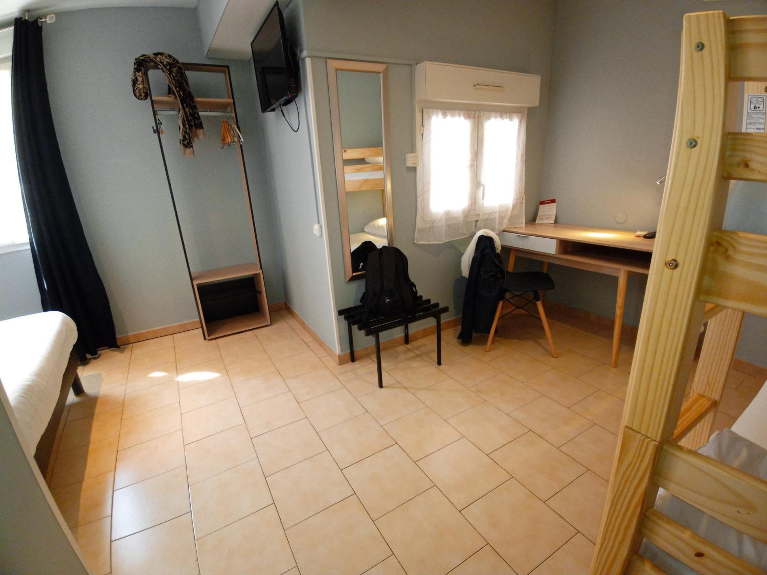 Family Room with Air Conditioning - Photo 7