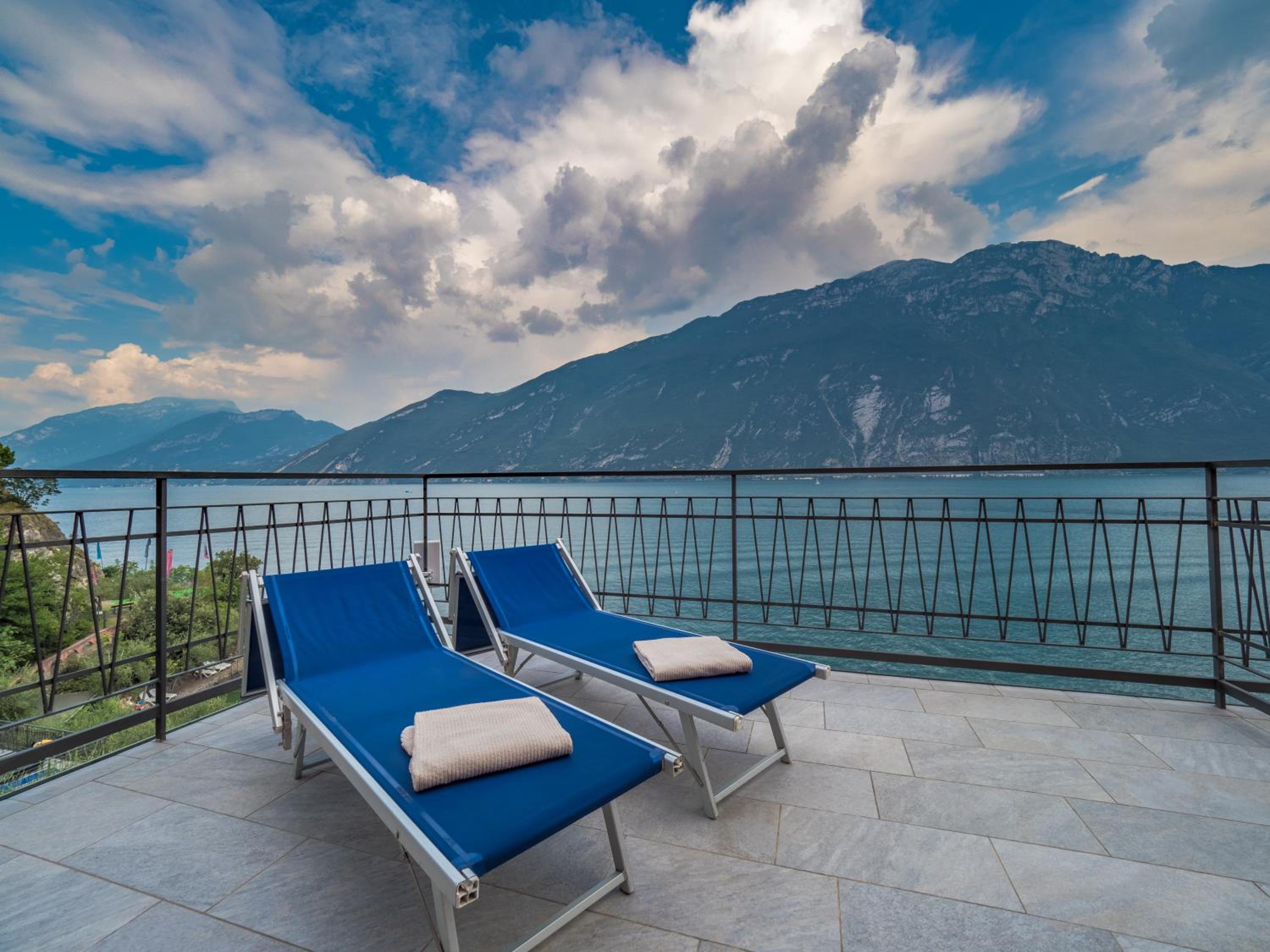 Large Twin Room with Terrace and Lake View photo 3