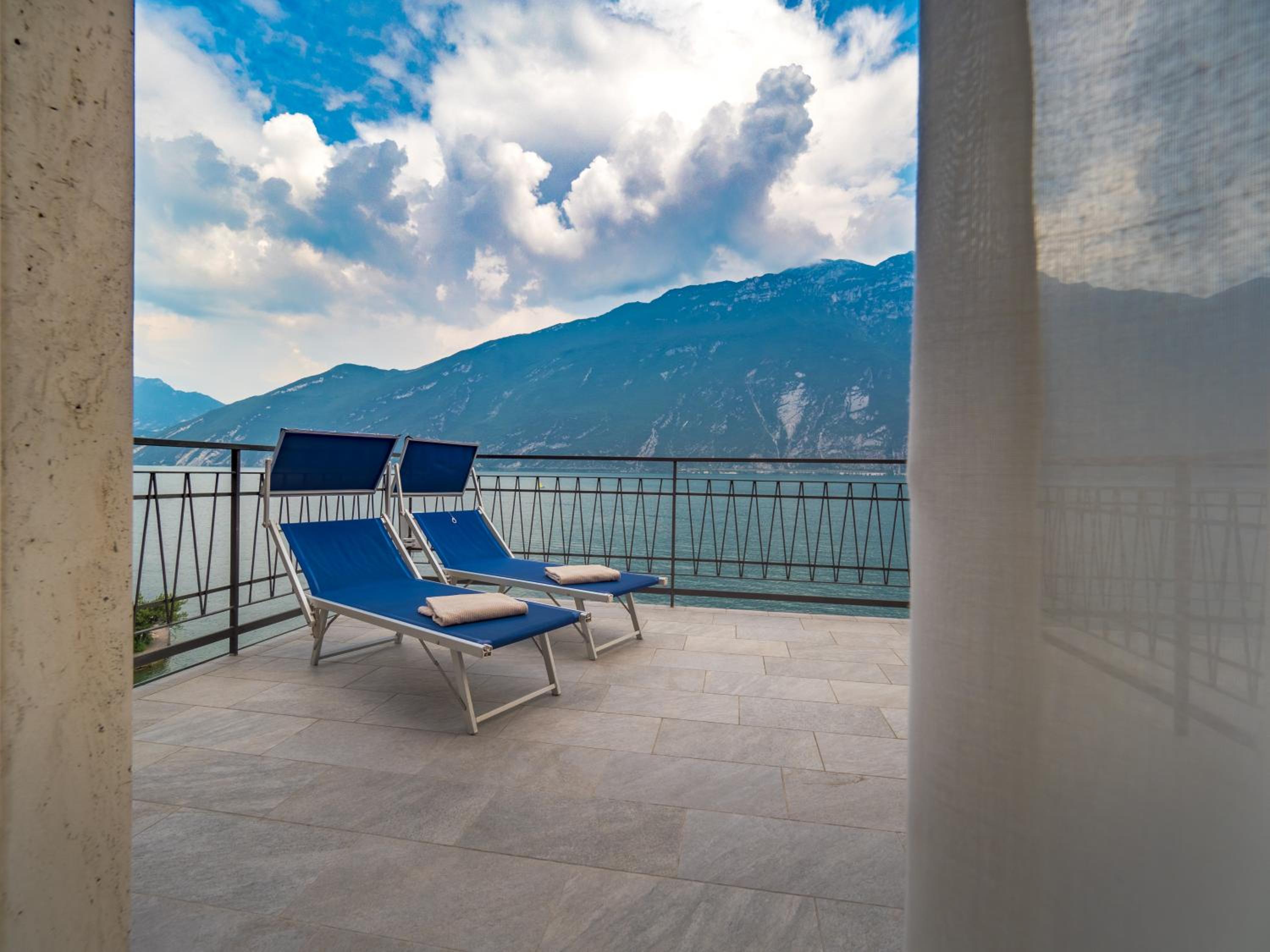 Large Twin Room with Terrace and Lake View photo 2