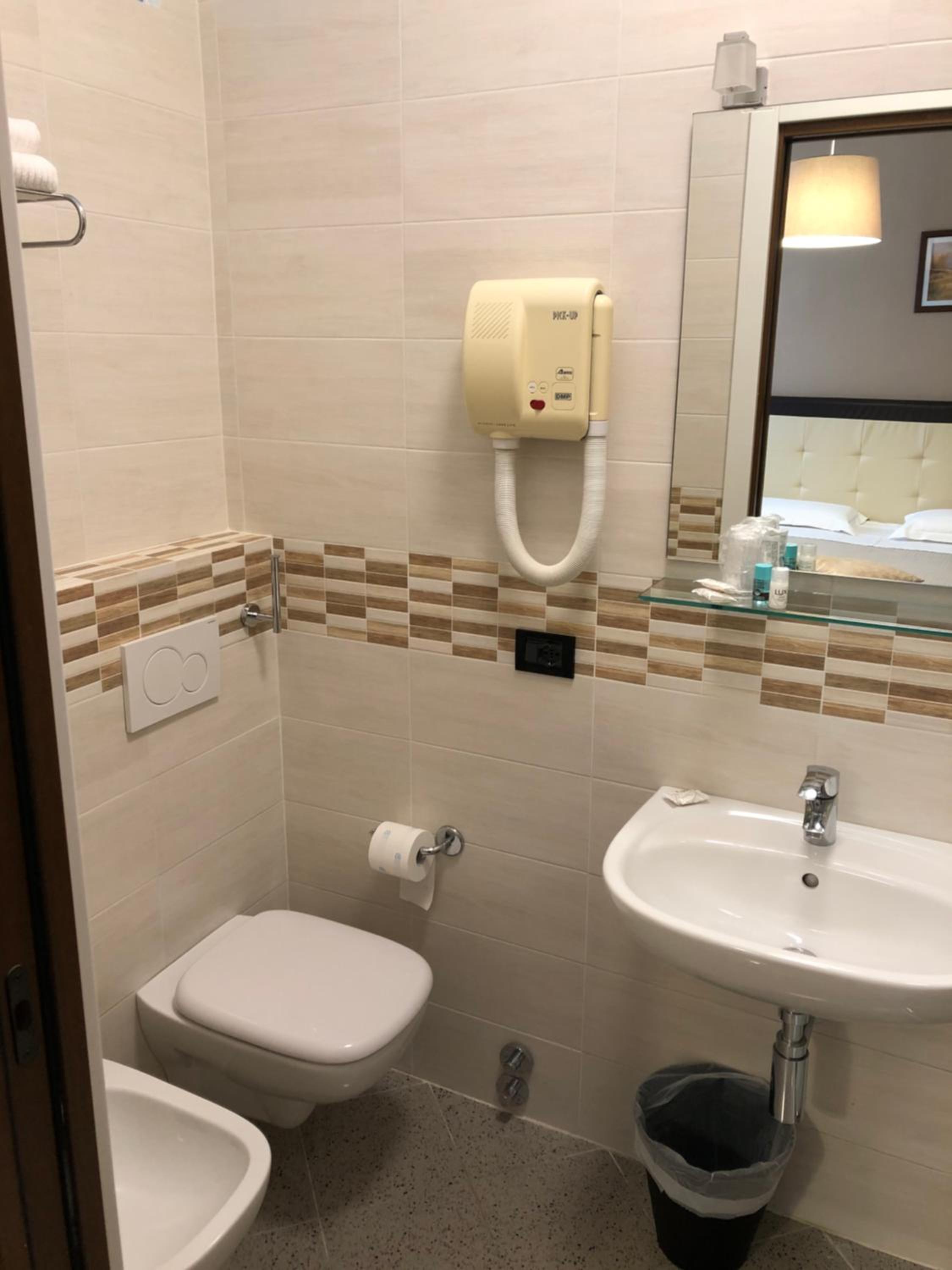 Double or Twin Room - Photo 7