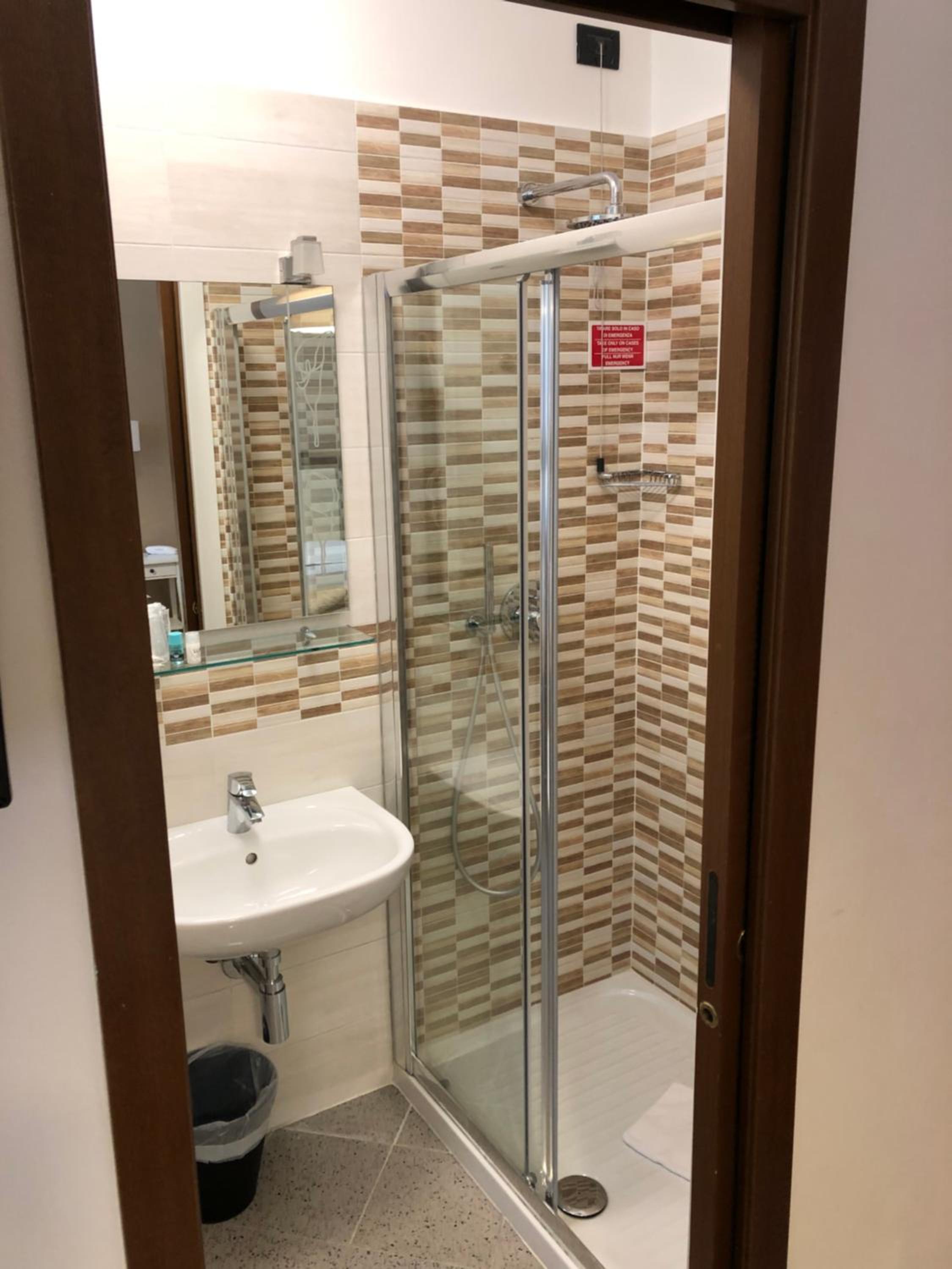Double or Twin Room - Photo 6