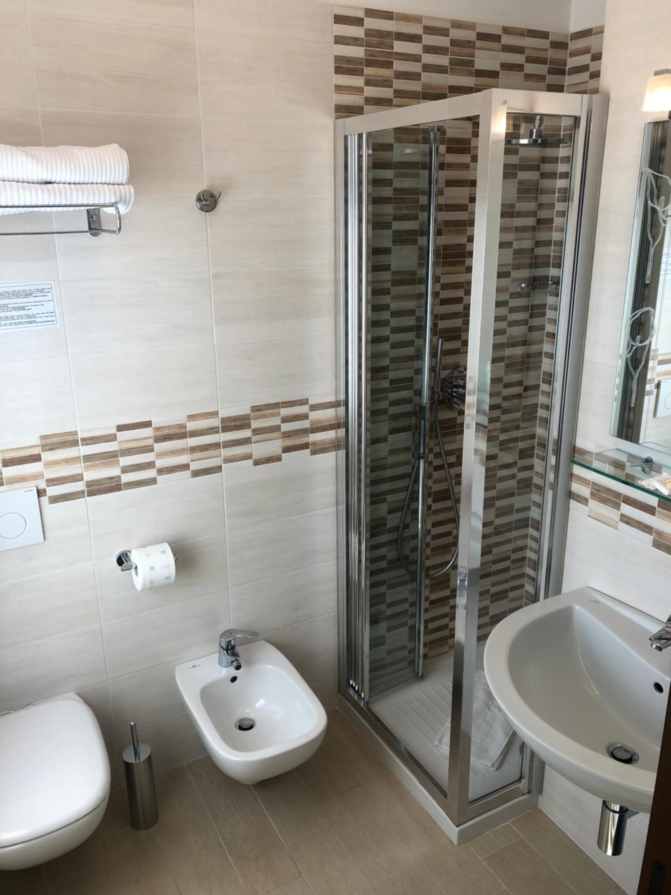 Double or Twin Room - Photo 8