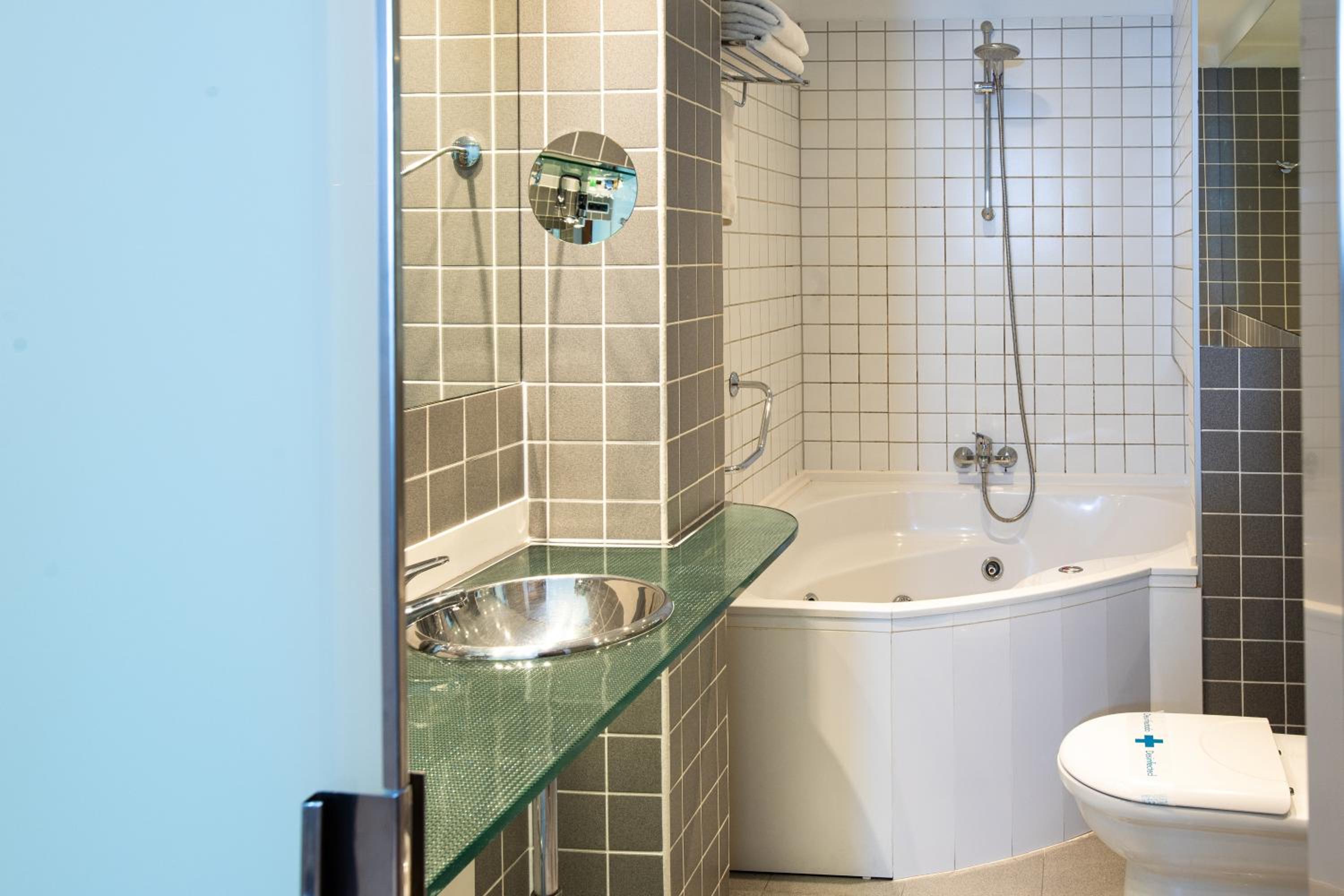 Premium Double or Twin Room - Photo 12
