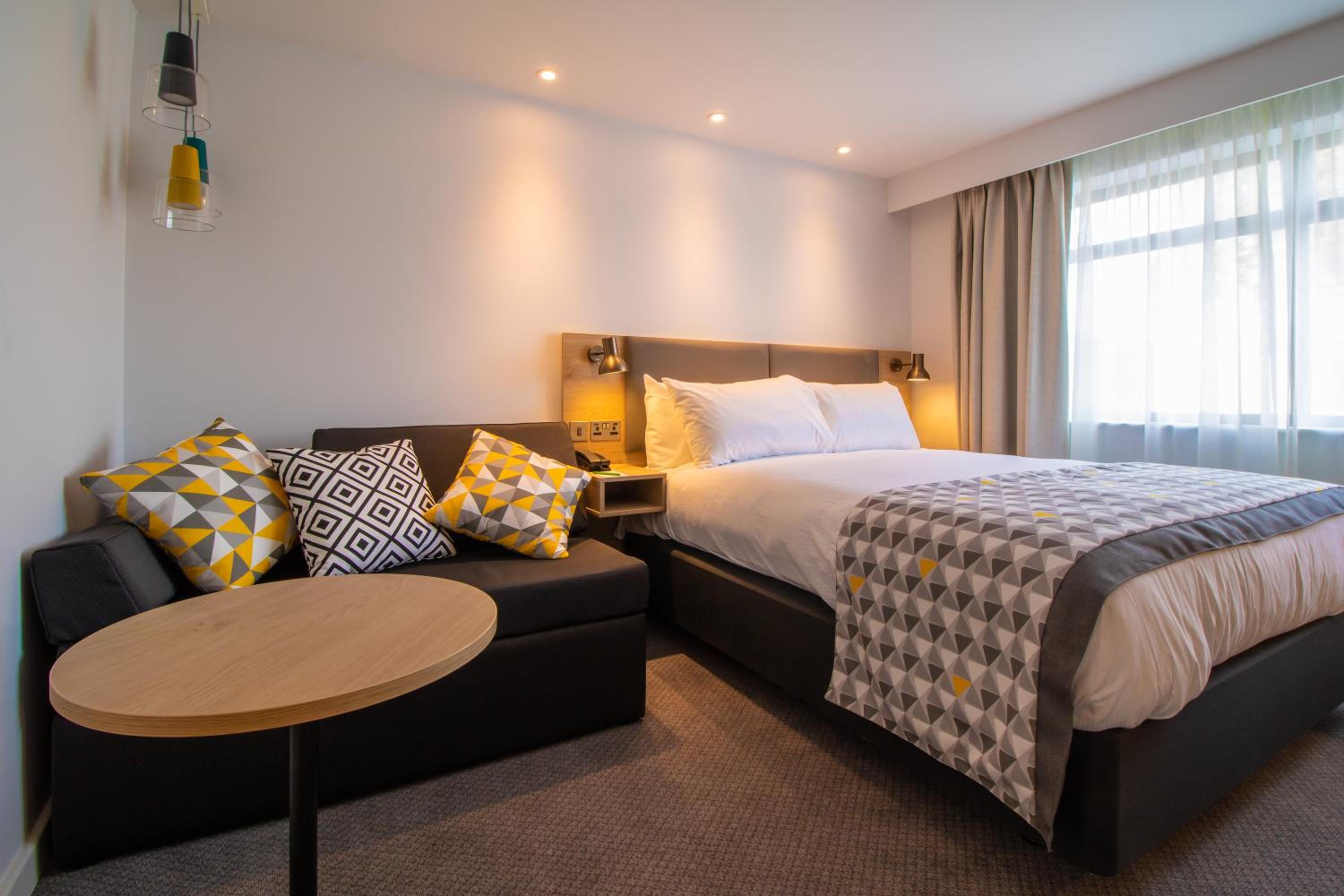 Standard Queen Room with Sofa Bed - Photo 25