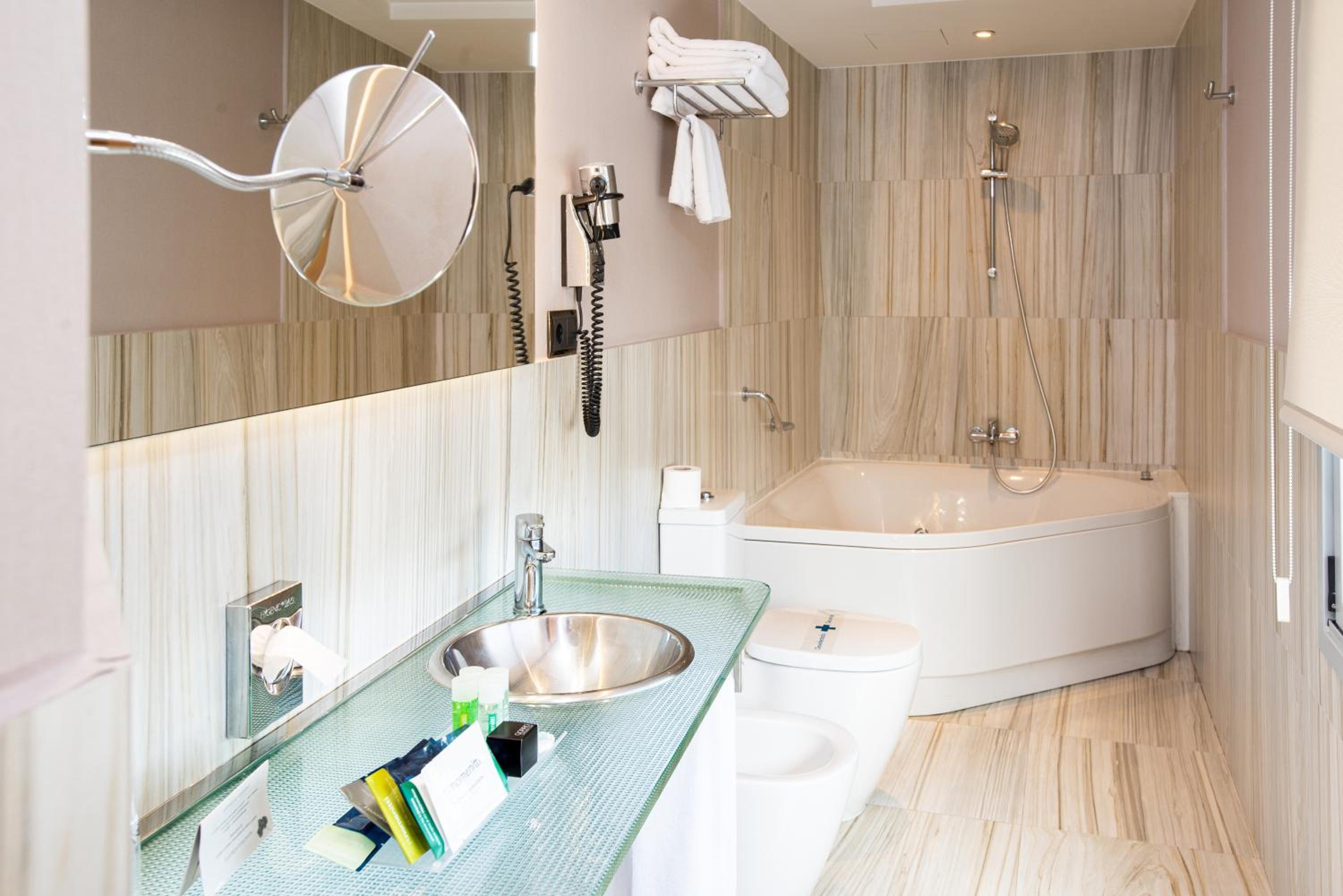 Junior Suite (2 Adults) - Photo 3