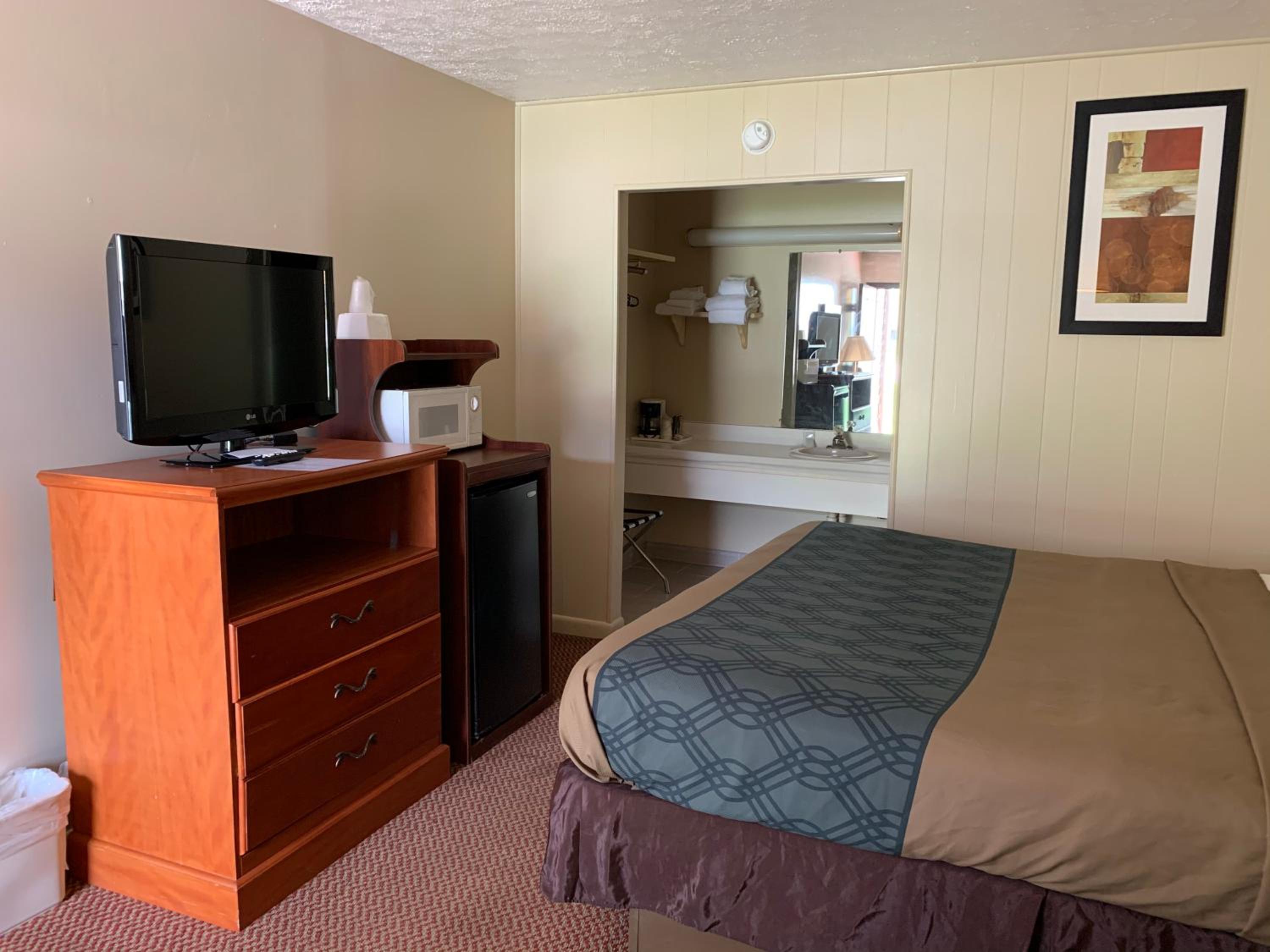 1 King Bed - Non-Smoking