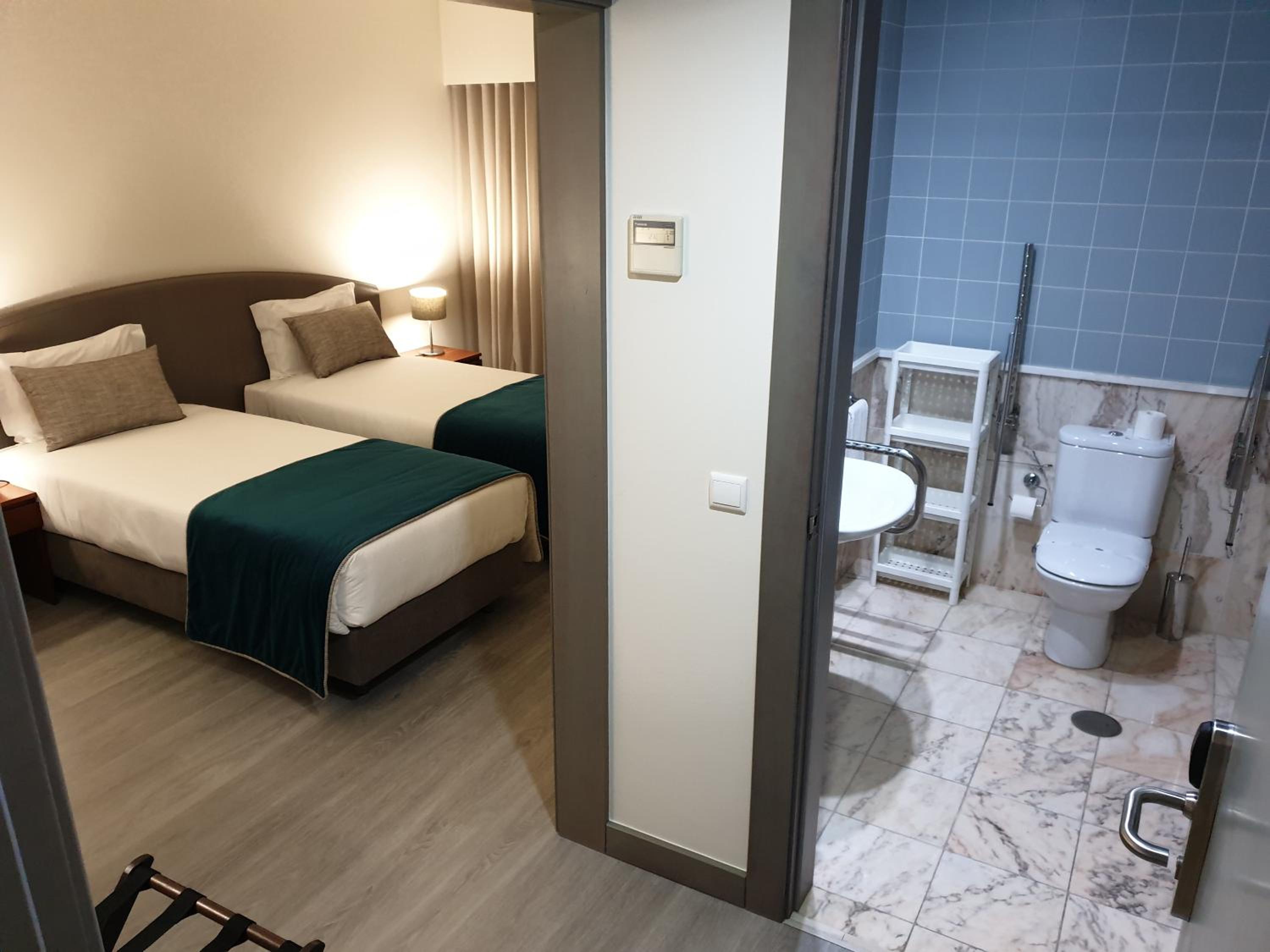 Double or Twin Room - Photo 6
