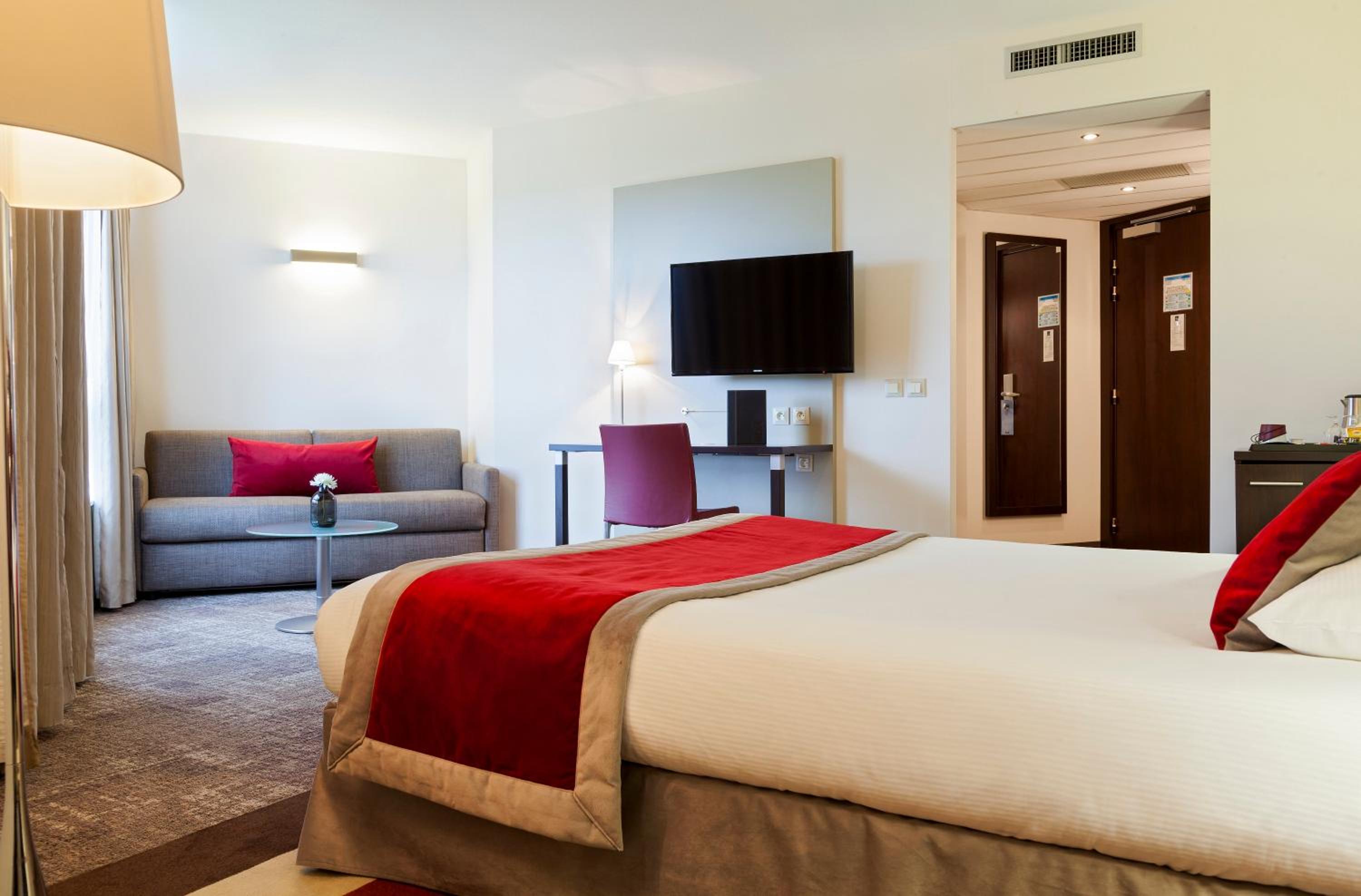 Premium King Room with Lake View - Photo 3