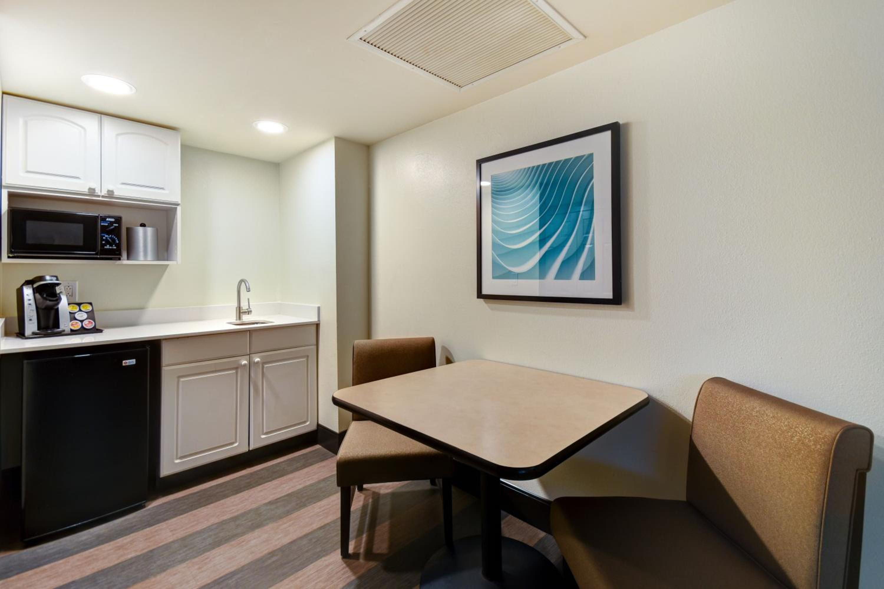 One-Bedroom King Suite with Sofa Bed - Photo 3
