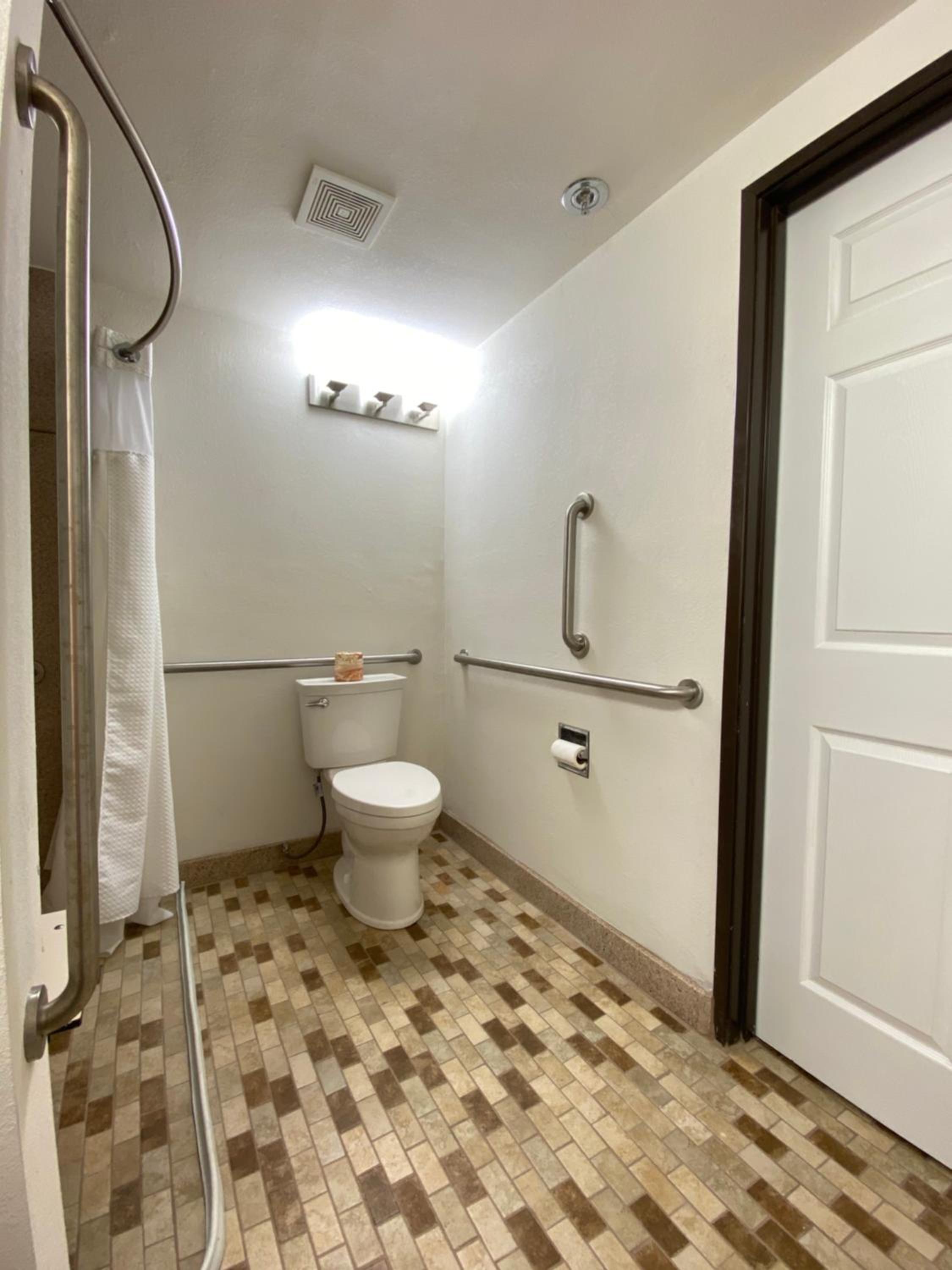 Queen Room with Two Queen Beds and Roll-In Shower - Mobility Access/Non-Smoking photo 3